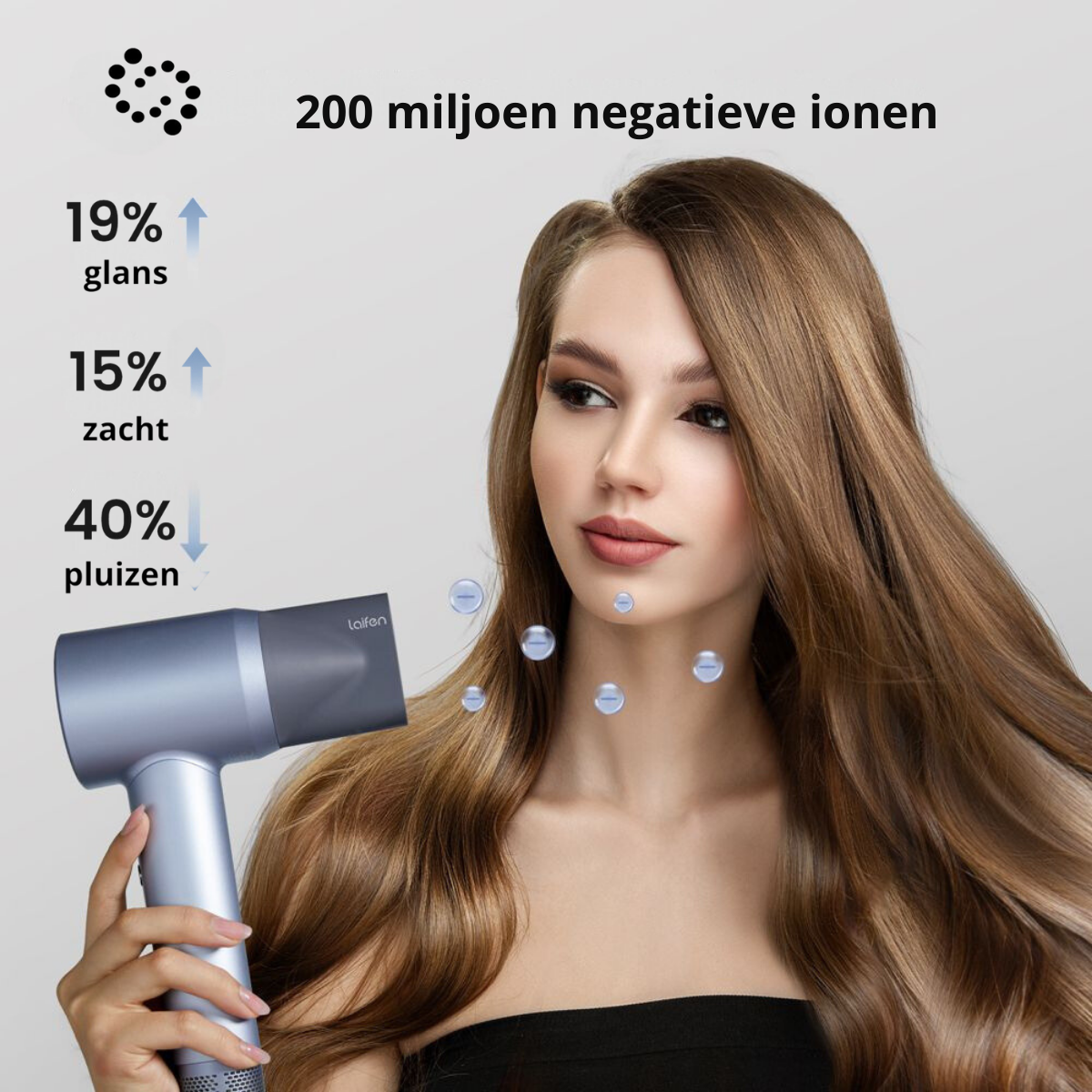 Mujer sosteniendo un secador de pelo, mostrando el efecto de los iones negativos en el cabello.