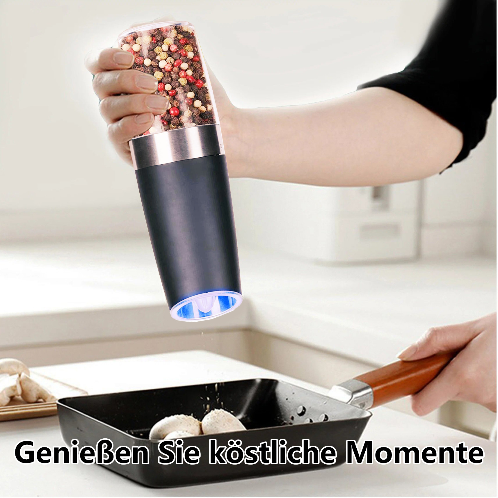 Eine Person mahlt mit einer elektrischen Pfeffermühle Pfeffer über eine Pfanne mit Essen.