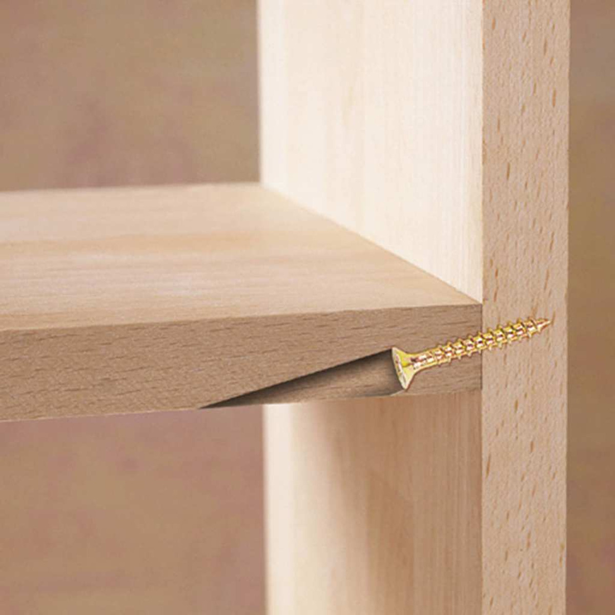Ein Holzregal wird mit einer eingeschraubten Schraube zusammengebaut.