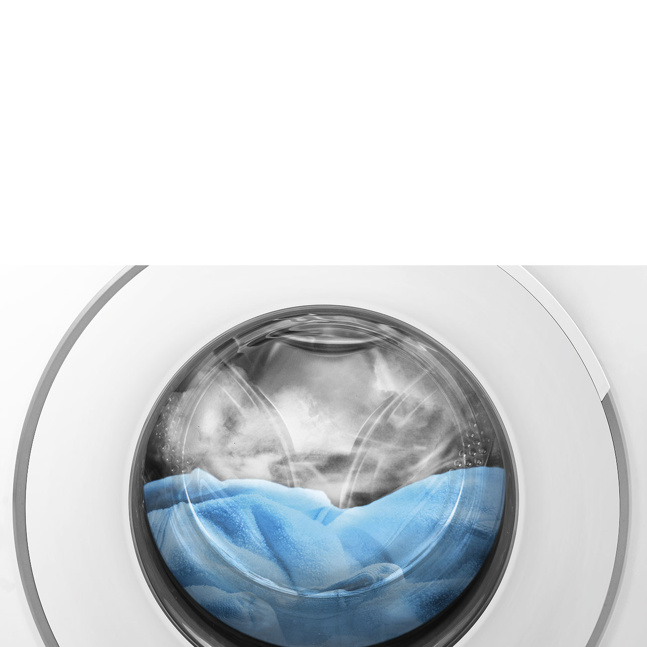 Lavatrice con vestiti blu all'interno.
