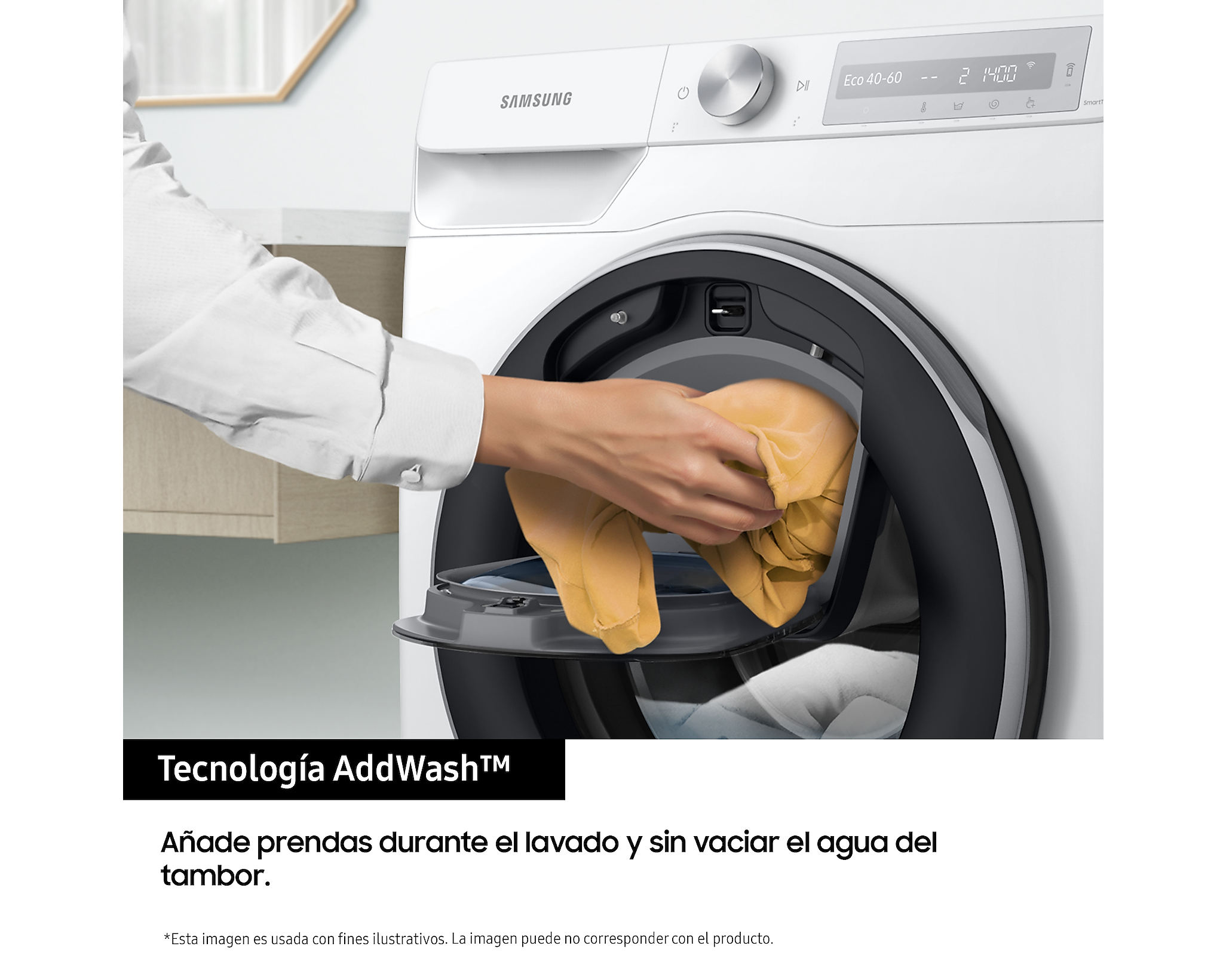 Osoba dodająca żółtą odzież do pralki z technologią AddWash.