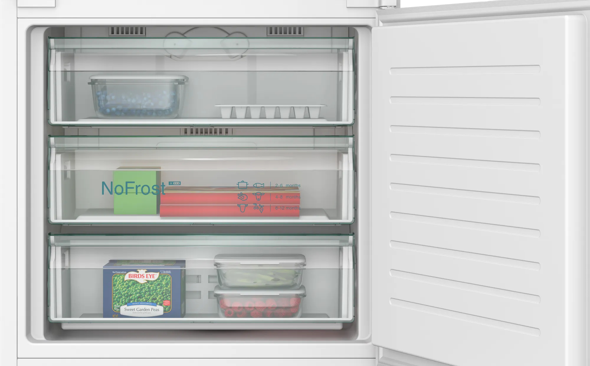Refrigerador con congelador abierto, comida dentro.