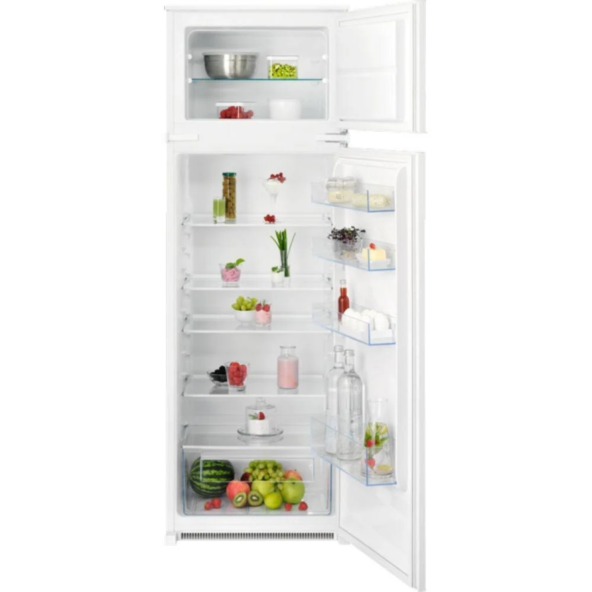 Un frigorifero bianco con le porte aperte, che rivela ripiani pieni di vari alimenti.