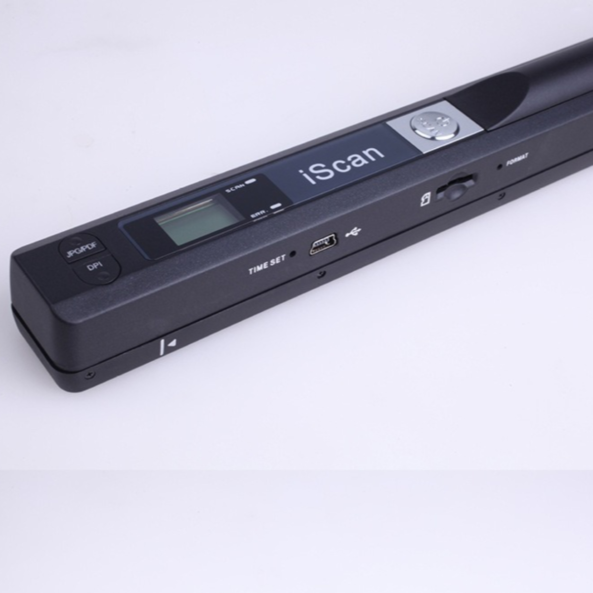 Schwarzer iScan-Scanner. Er hat einen Bildschirm und Tasten zum Scannen. Weißer Hintergrund.