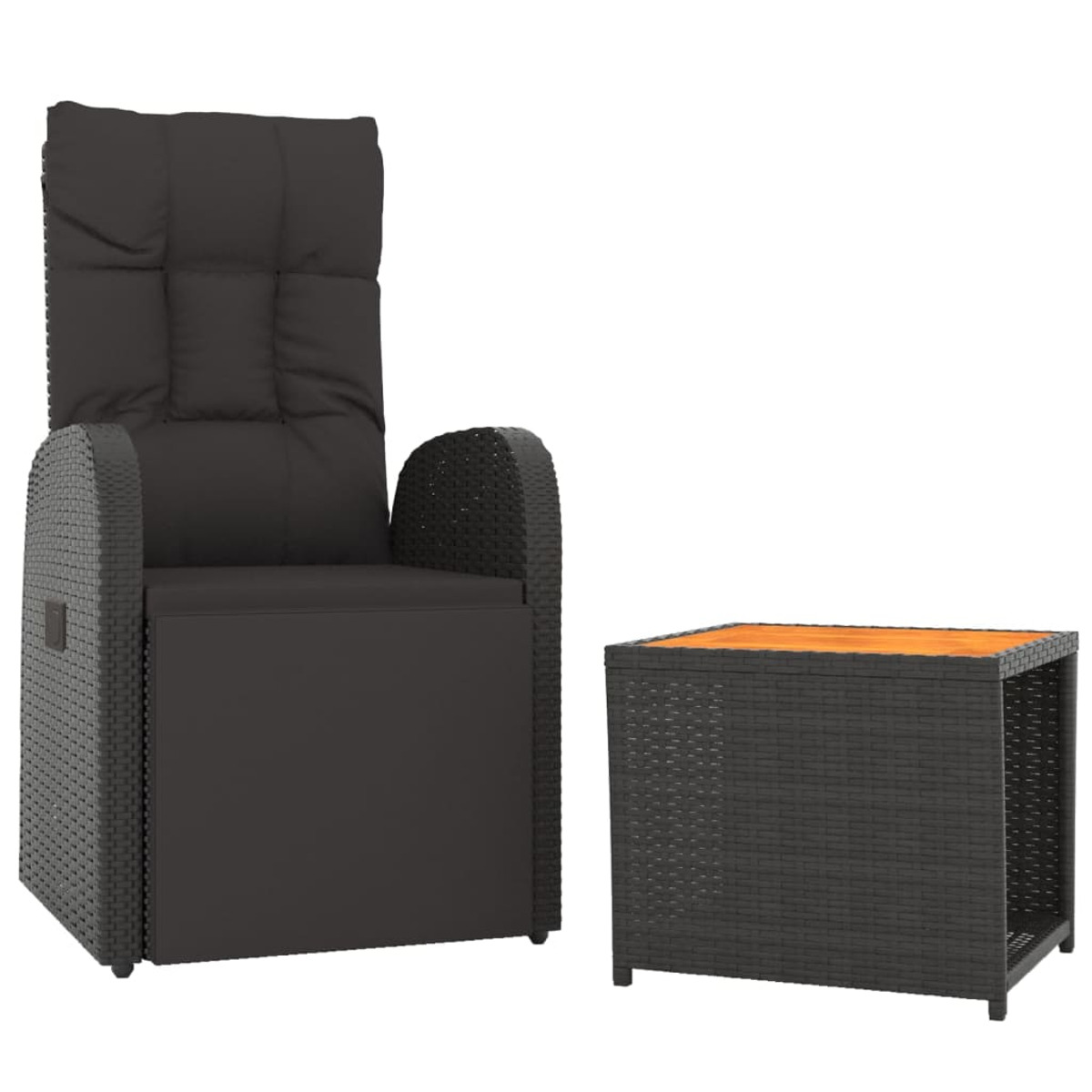 Un sillón negro estilo ratán y una mesa auxiliar a juego. Ambos sobre un fondo blanco.