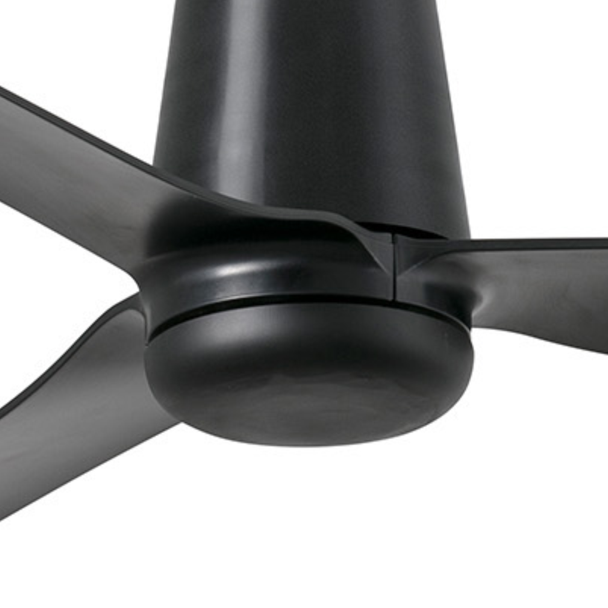 Nahaufnahme eines schwarzen Deckenventilators mit drei Flügeln.