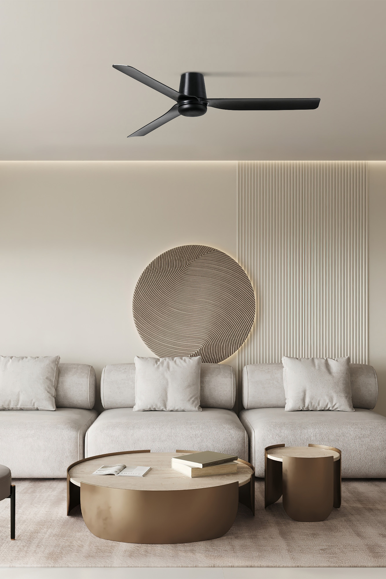 Ein modernes Wohnzimmer mit schwarzem Deckenventilator, Sofa und Couchtisch.