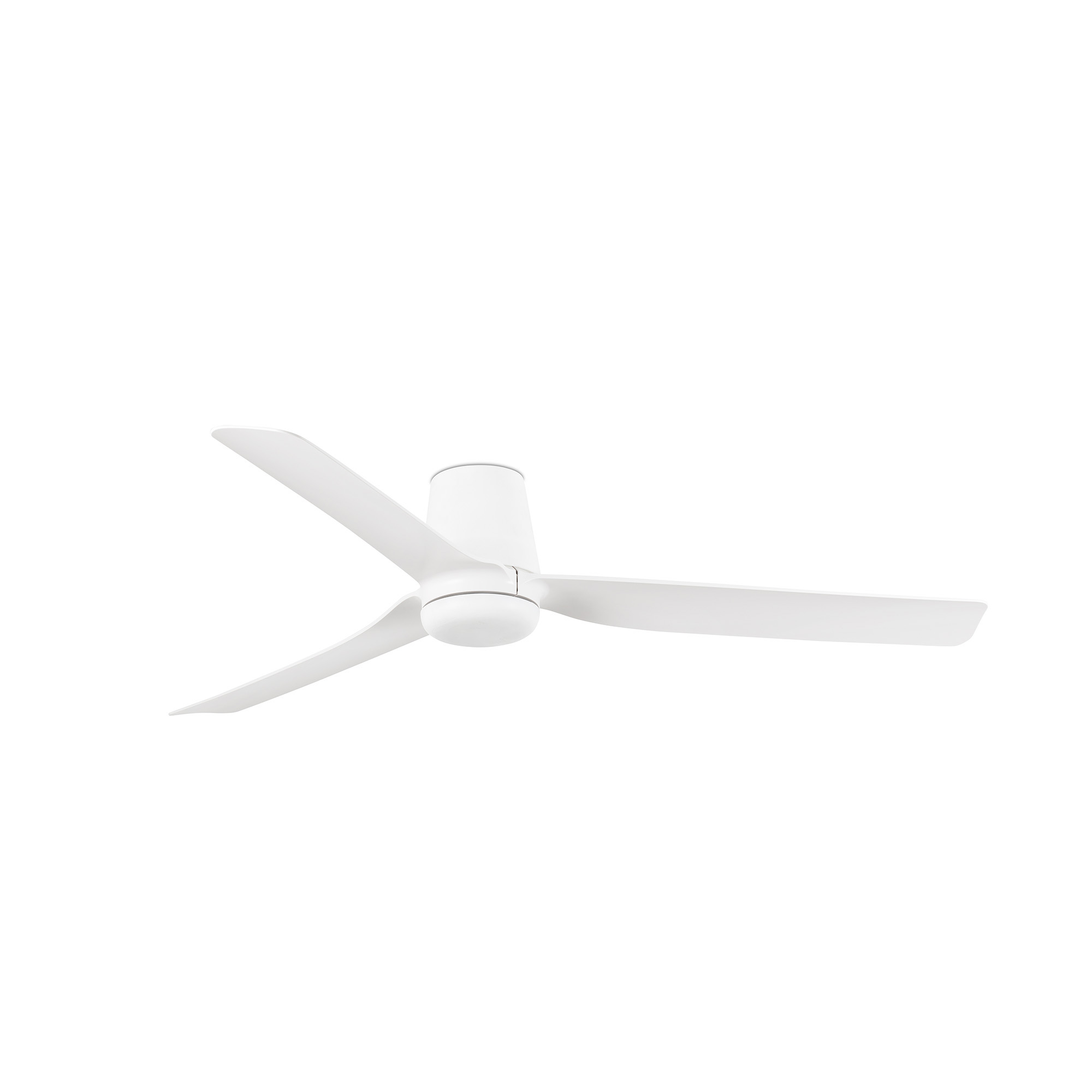 Ventilatore da soffitto bianco con tre pale. Il ventilatore è montato su un soffitto bianco.