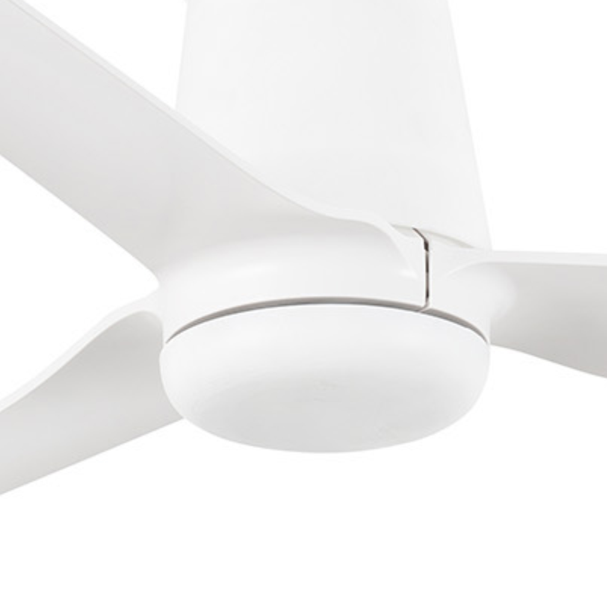 Primo piano di un ventilatore da soffitto bianco con tre pale, design moderno.