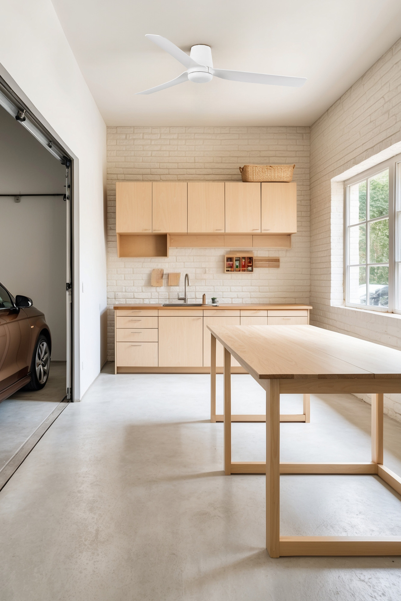 Una cucina moderna e luminosa con un tavolo e mobili in legno chiaro. Porta del garage aperta.
