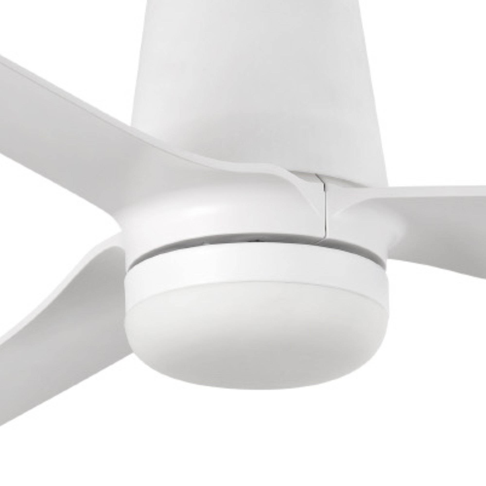 Un ventilatore da soffitto bianco con tre pale e un apparecchio di illuminazione centrale, su sfondo bianco.