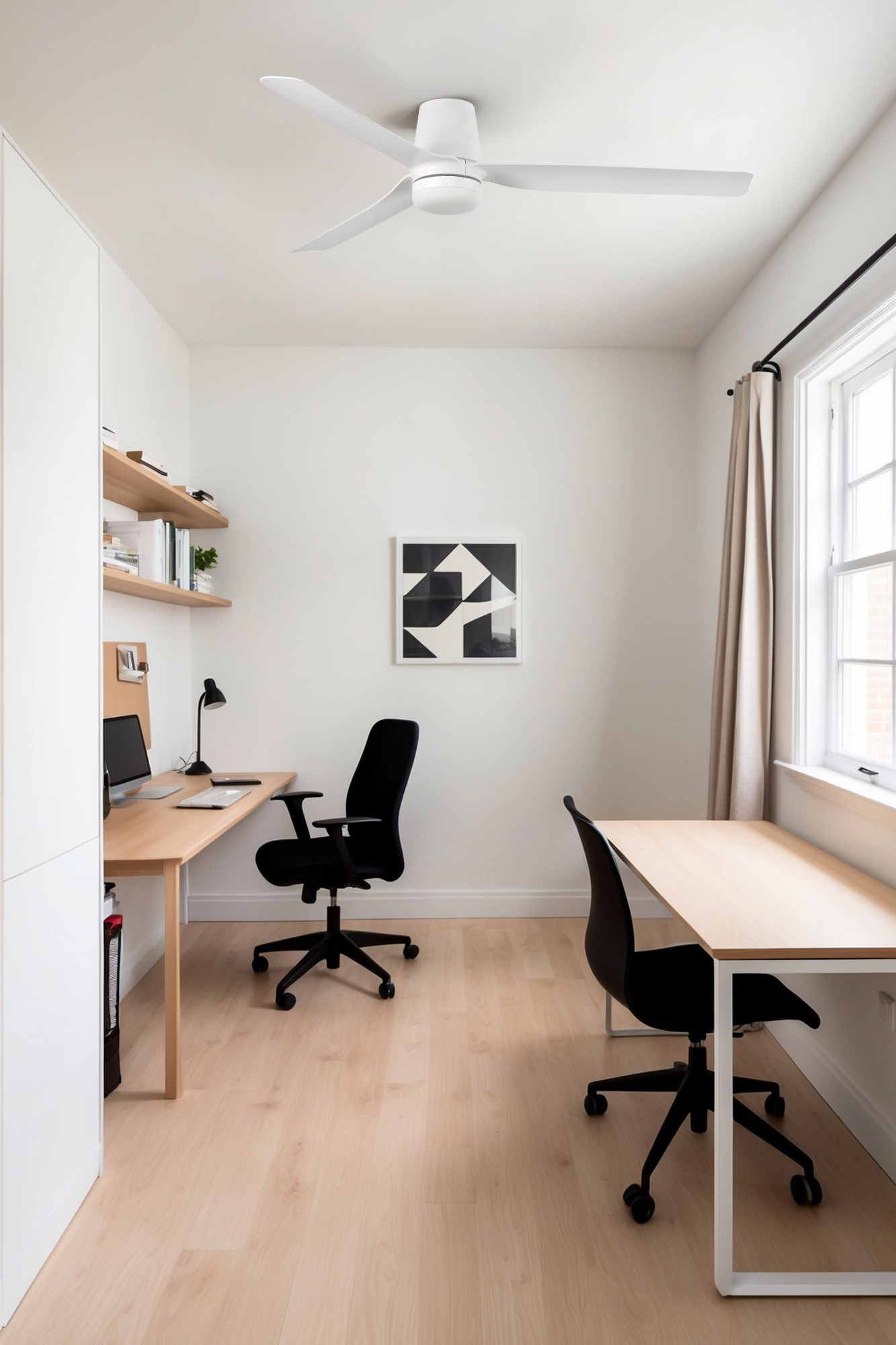 Un ufficio domestico luminoso e moderno con due scrivanie, sedie nere e un ventilatore a soffitto bianco.