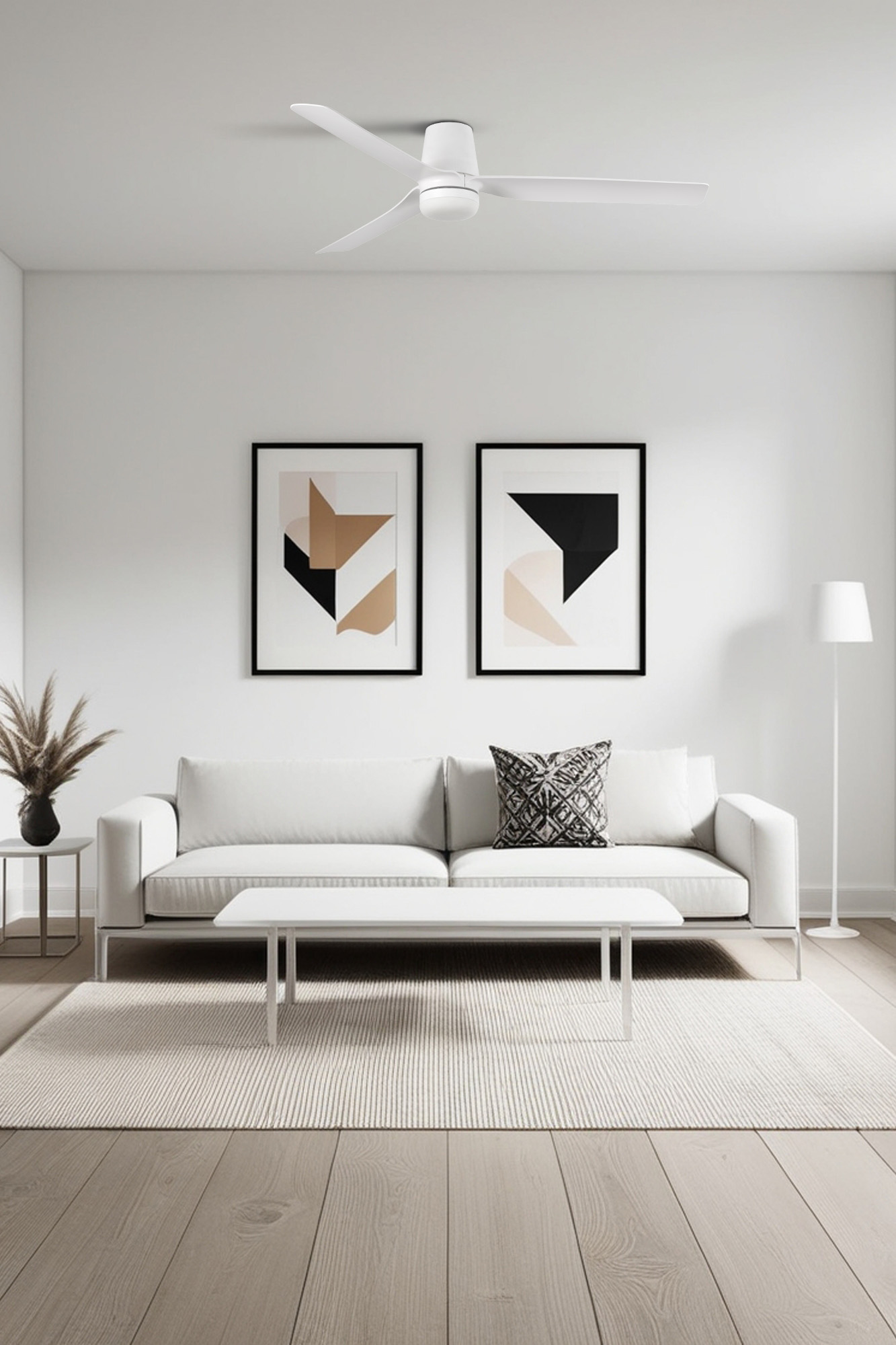 Soggiorno moderno con divano bianco, arte e ventilatore a soffitto.