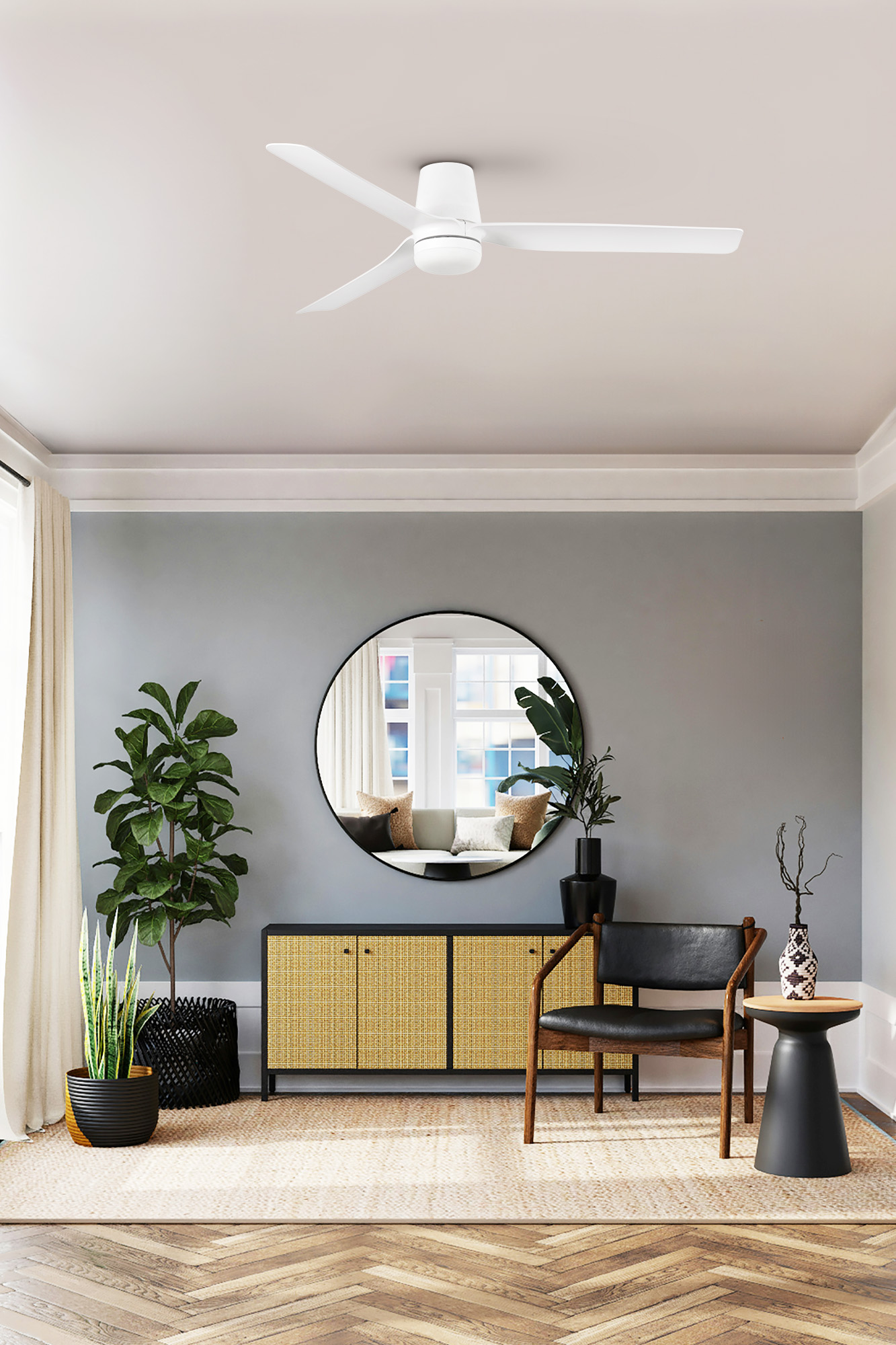 Soggiorno con specchio, piante, sedia e ventilatore a soffitto.