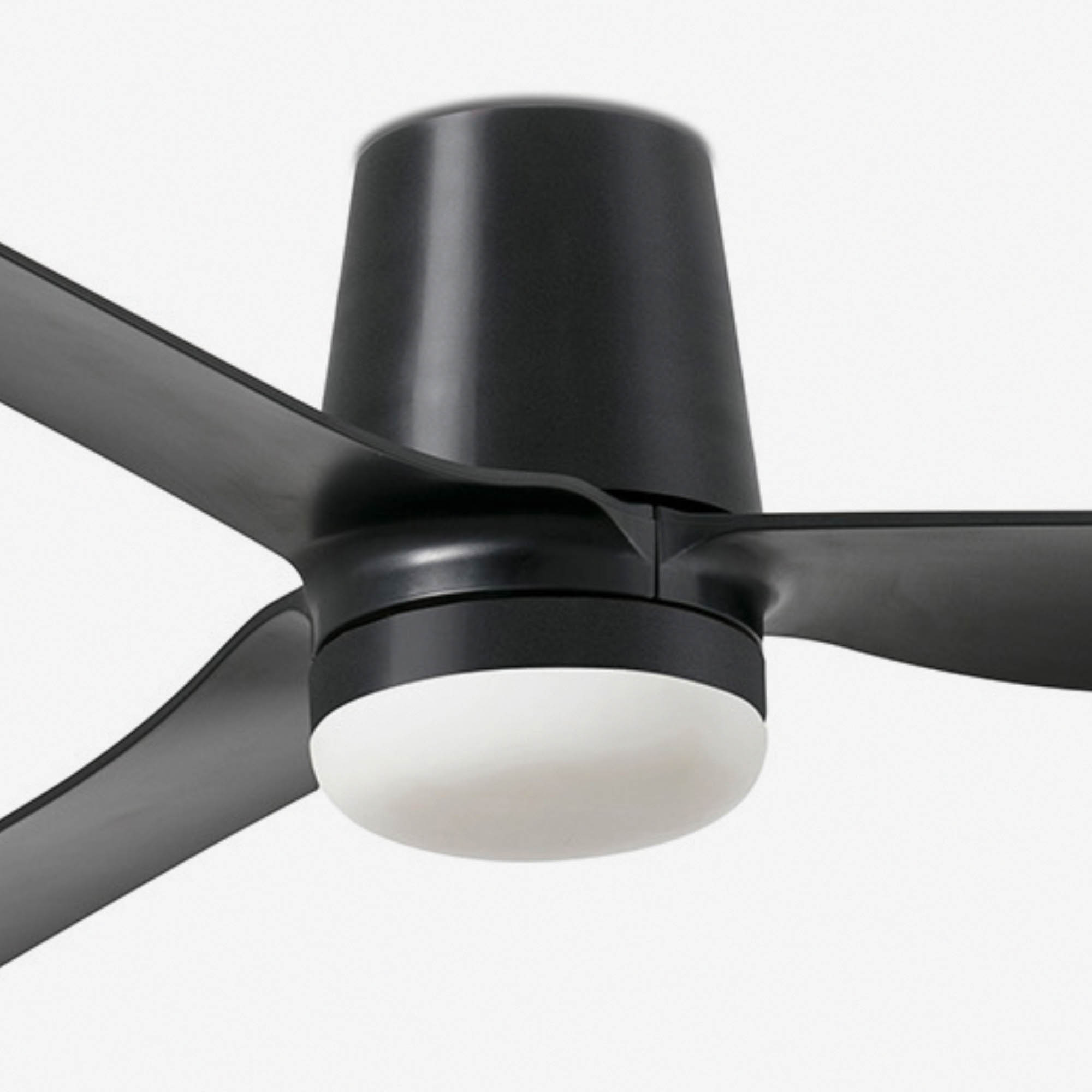 Schwarzer Deckenventilator mit vier Flügeln und weißem Licht.