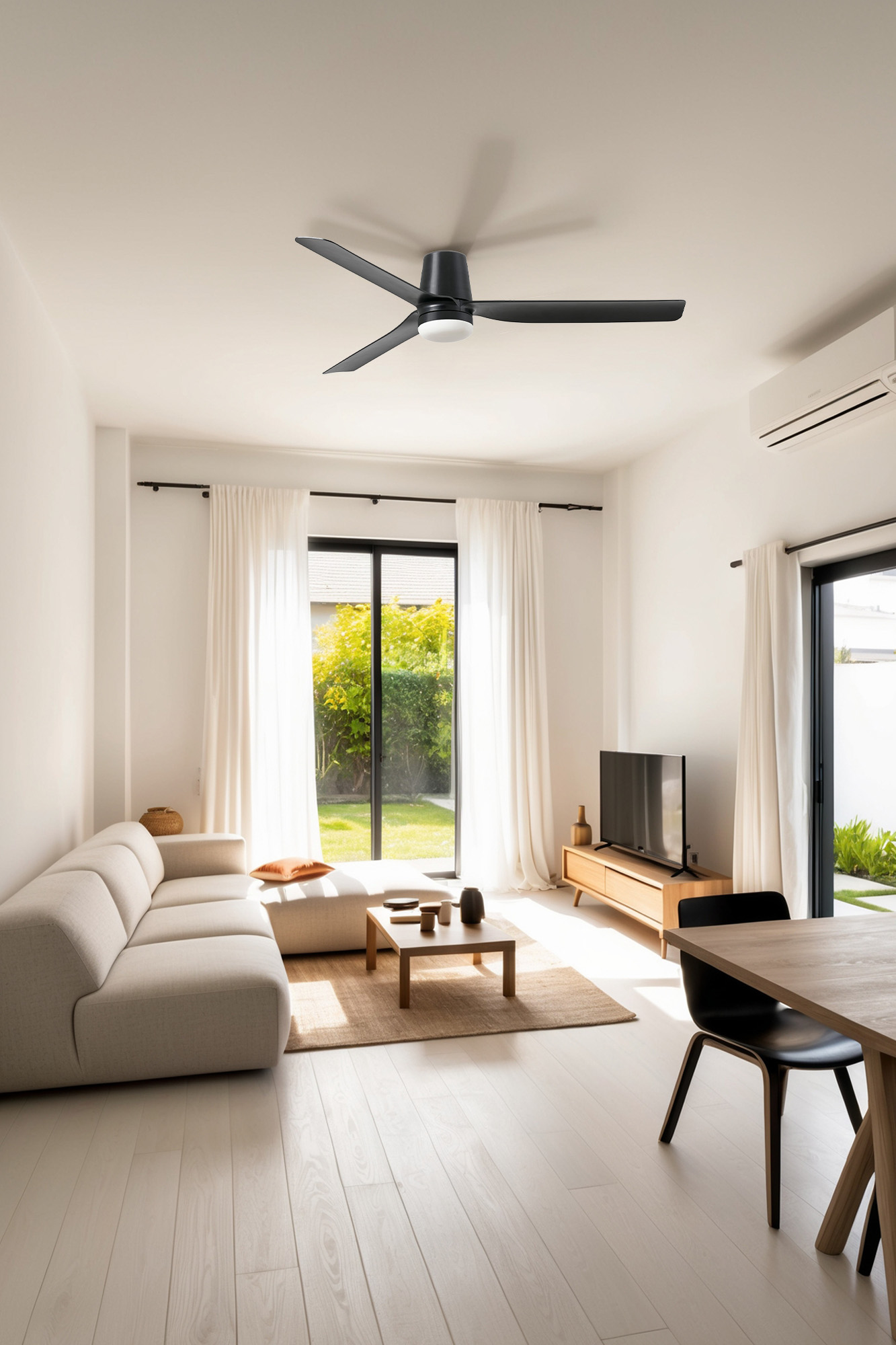 Ein modernes Wohnzimmer mit Deckenventilator und Fernseher auf einem Holzständer.
