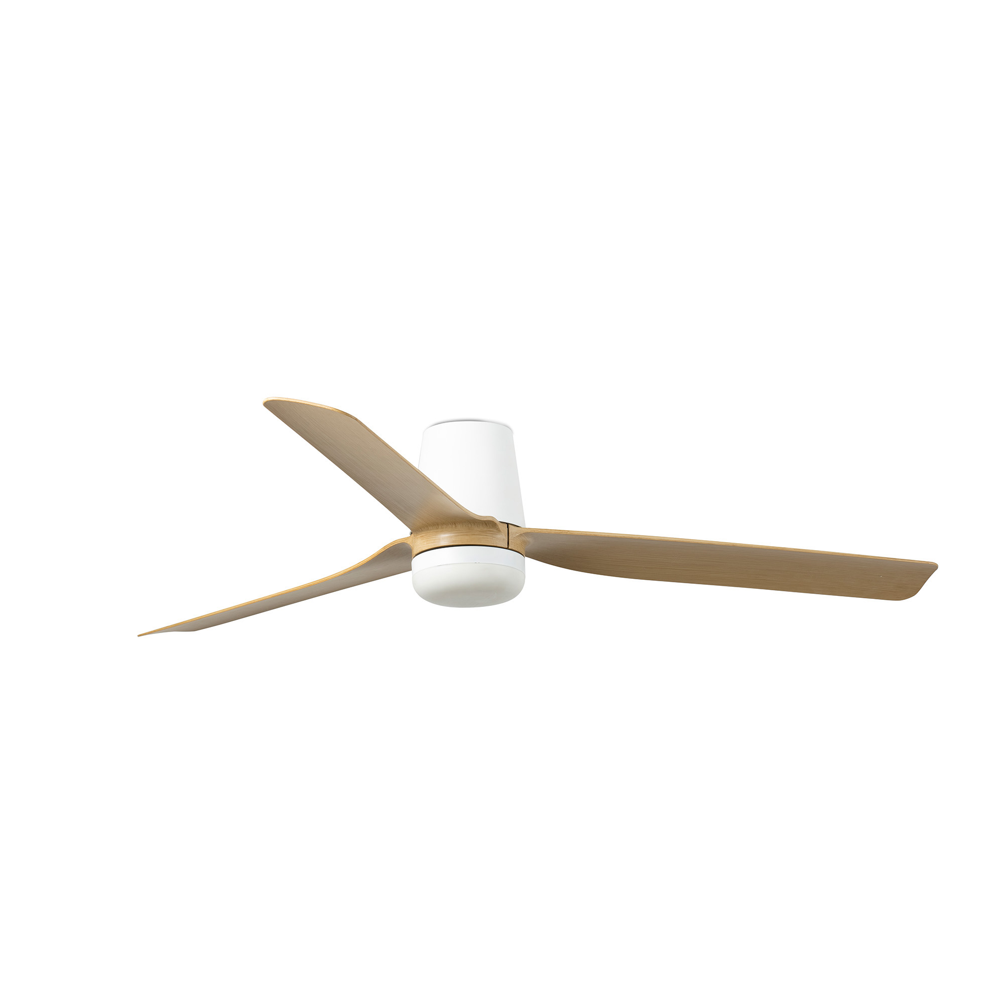 Ventilatore da soffitto bianco con tre pale in legno e alloggiamento motore bianco, isolato su bianco.