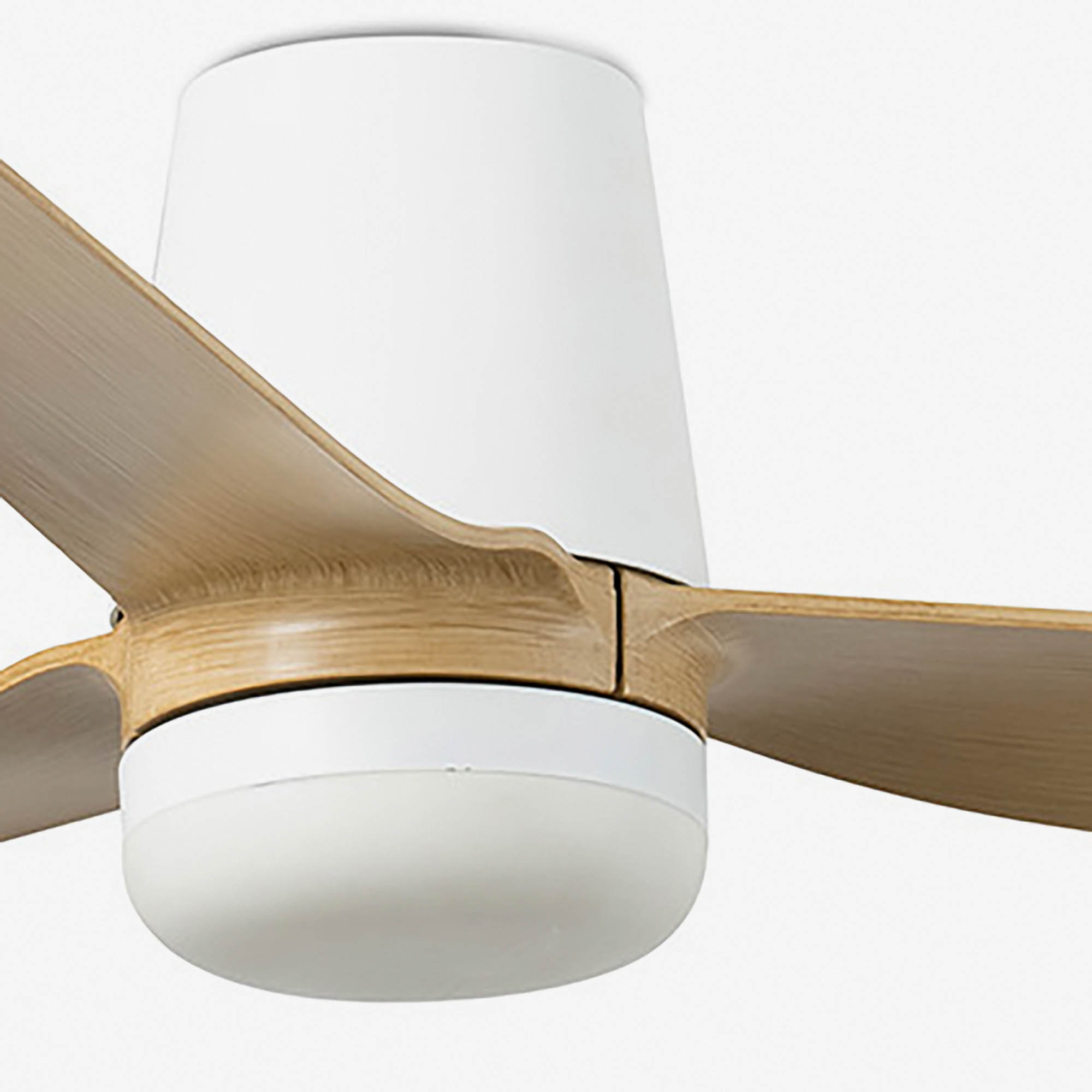 Un ventilatore da soffitto bianco con pale in legno e base bianca.