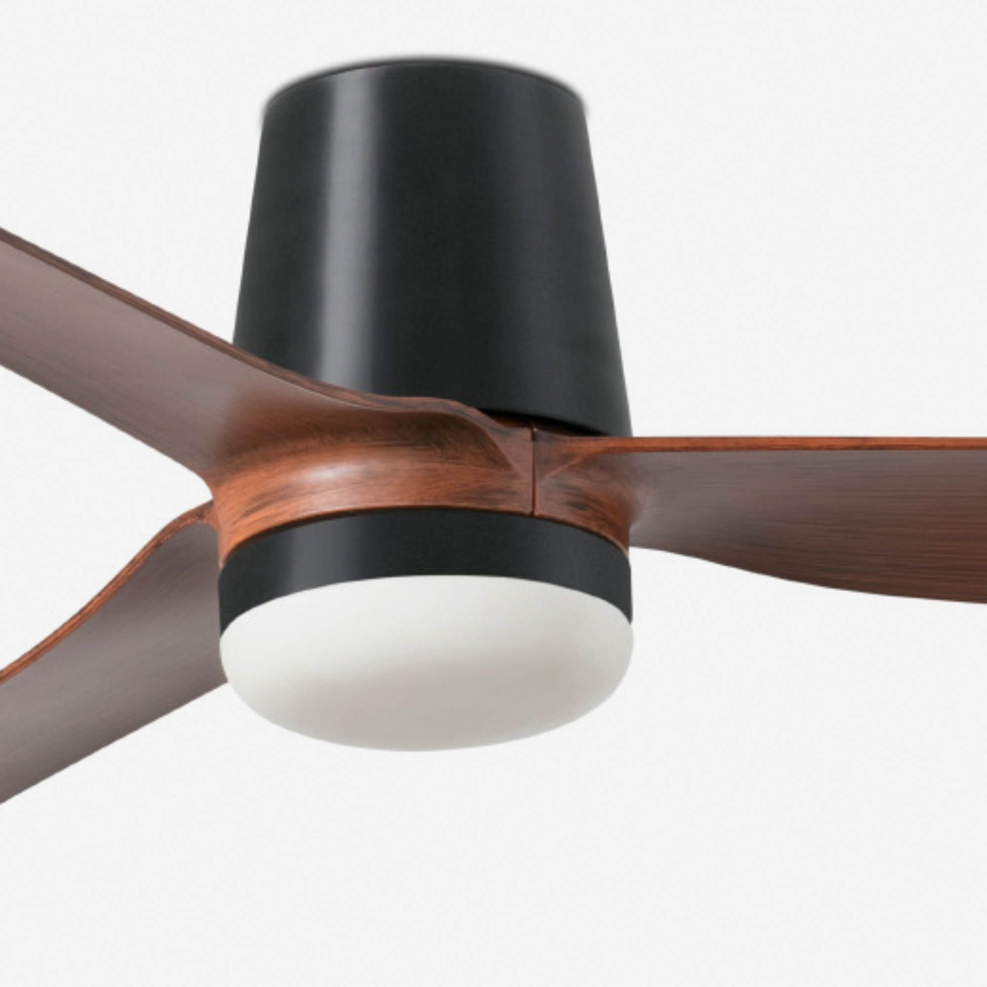Deckenventilator, schwarz-braun, drei Blätter, schwarzes Motorgehäuse, weißes Licht.