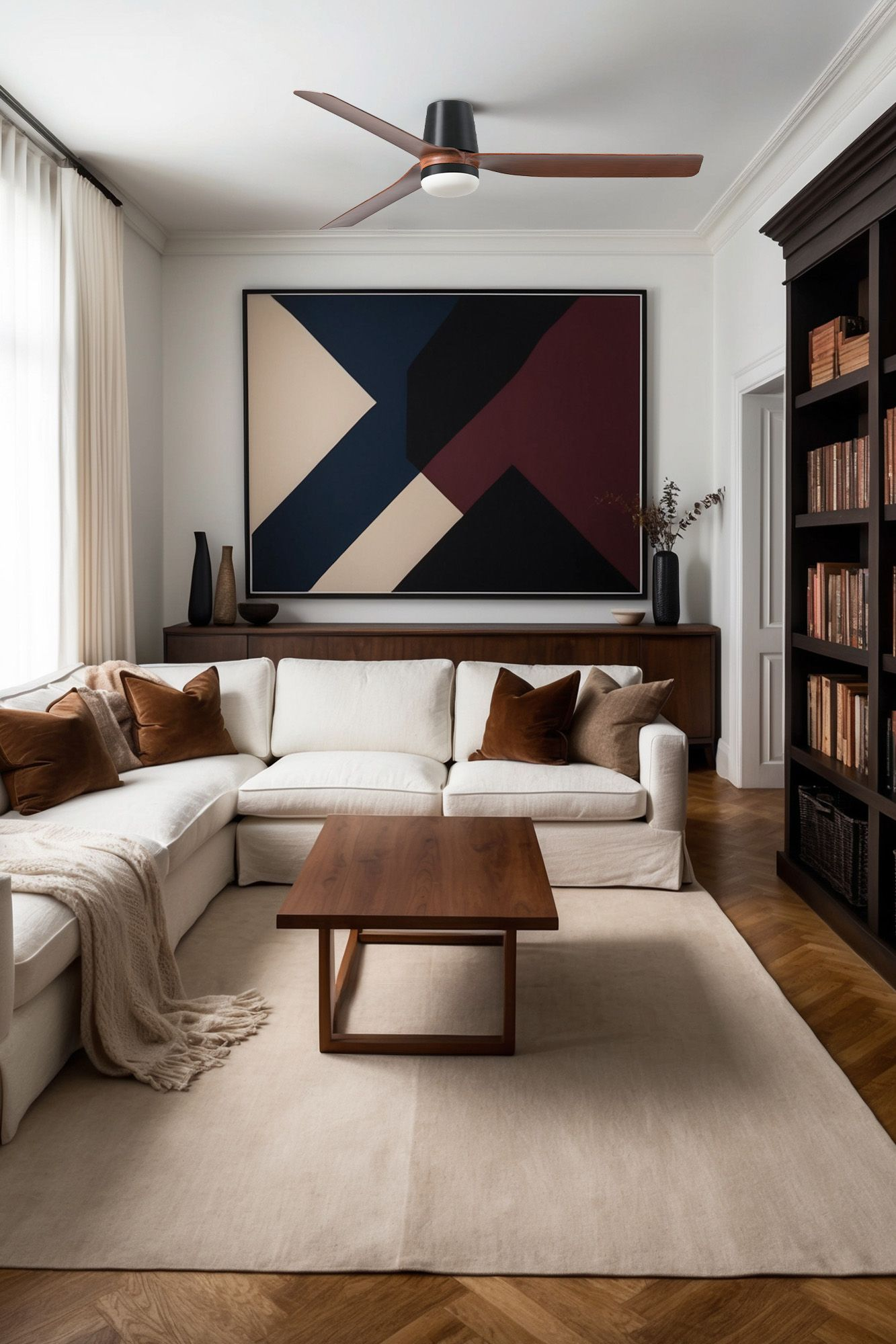 Wohnzimmer mit weißem Sofa, Kunst und Teppich. Braune und schwarze Möbel und Dekoration sind enthalten.