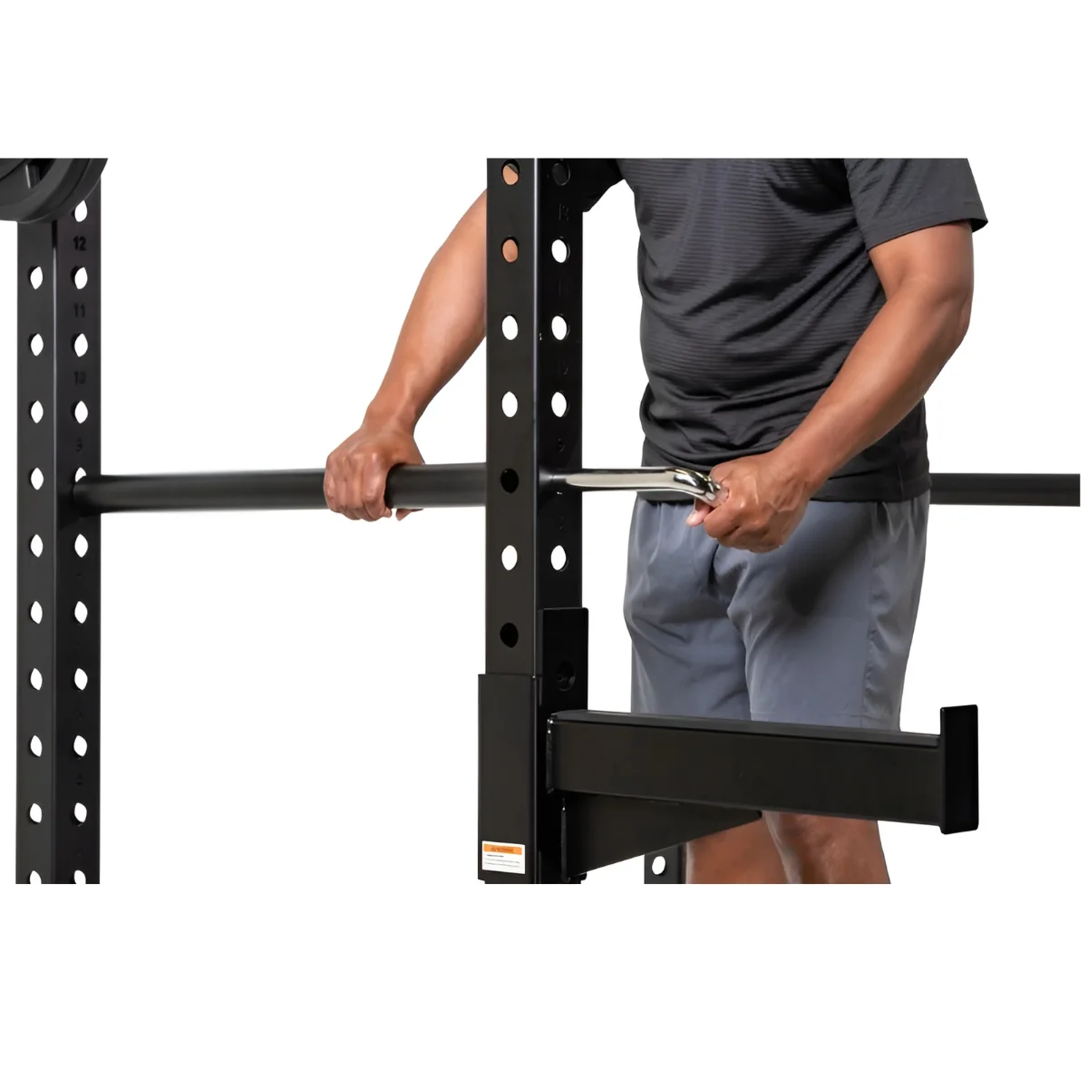 Een persoon past een halter aan op een gewichthefrek in een sportschool.