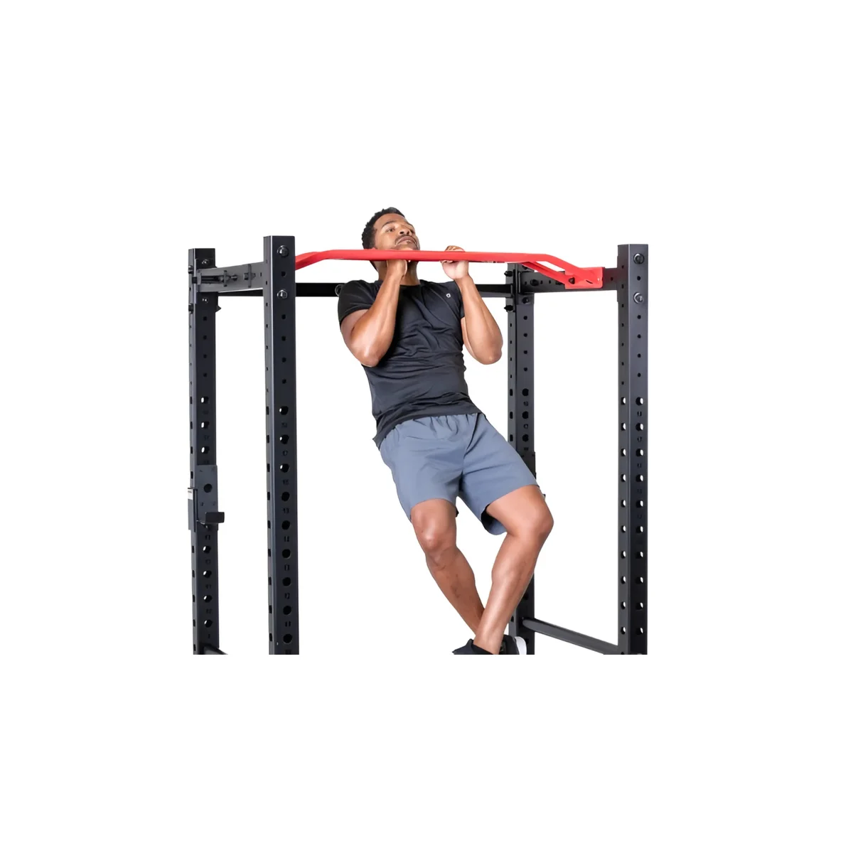 Een man die pull-ups doet op een zwarte pull-up bar die aan een workout rack is bevestigd.