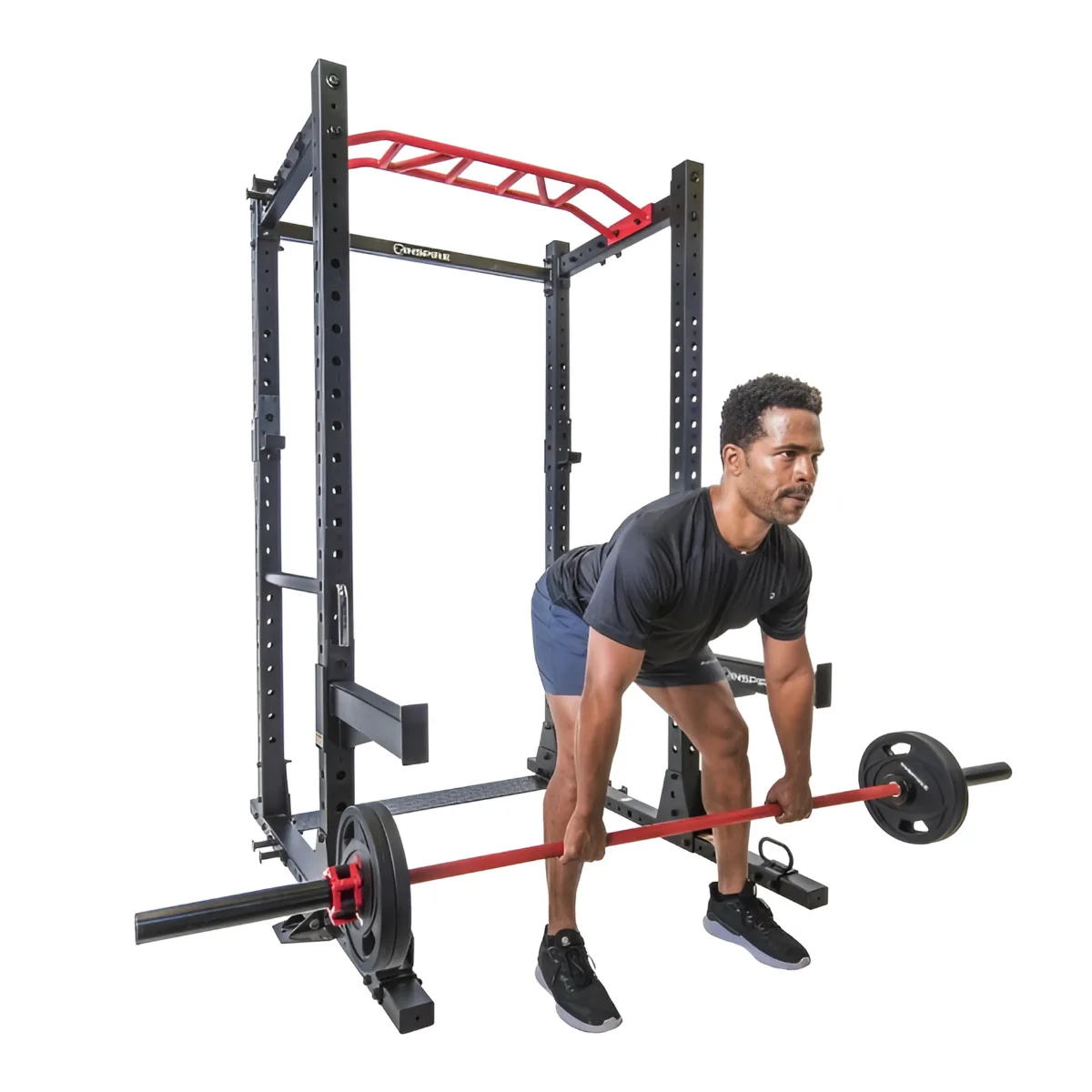 Een man die gewichten optilt voor een power rack met een rode optrekstang.
