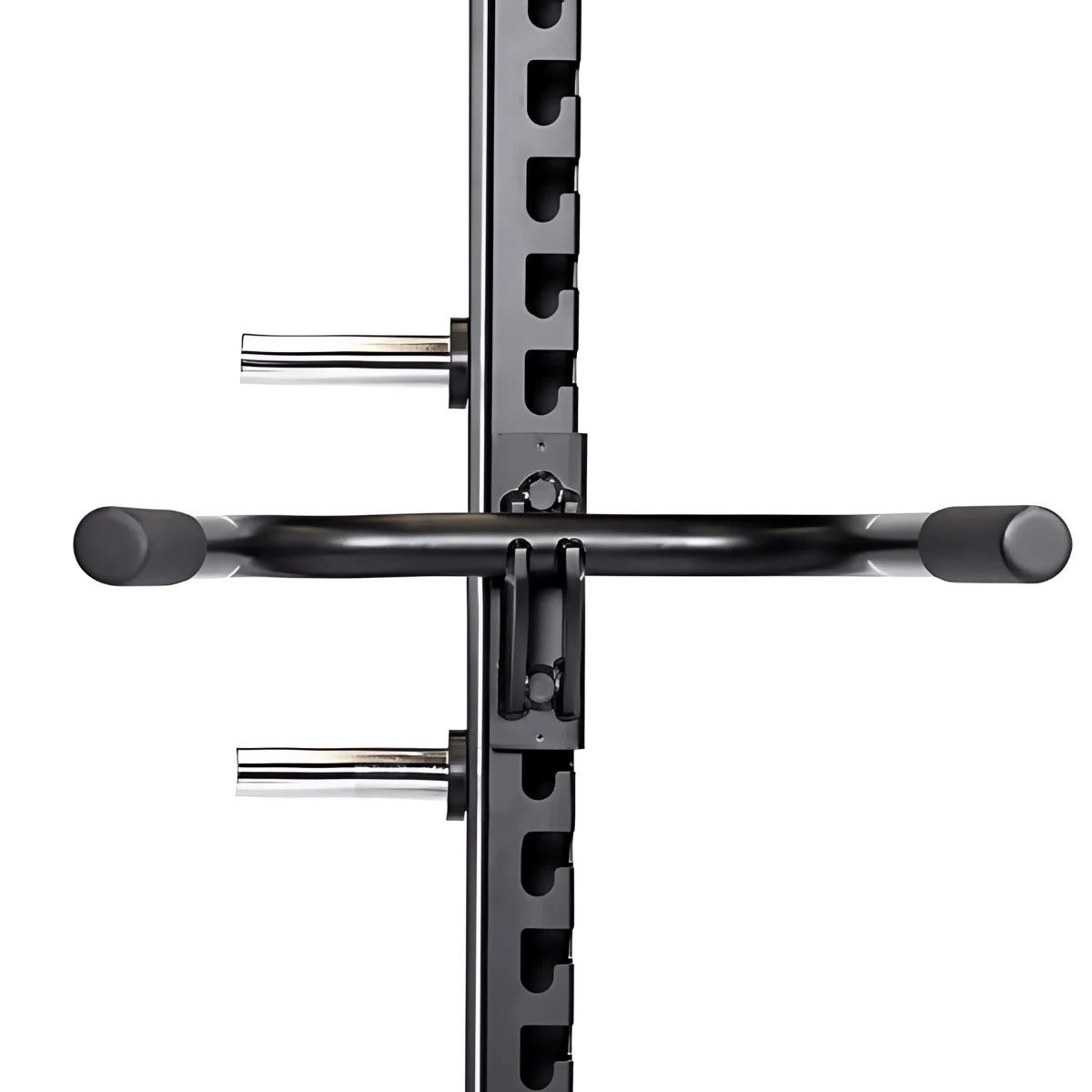 Een close-up van een zwarte optrekstang op een zwart power rack met zilveren hulpstukken.