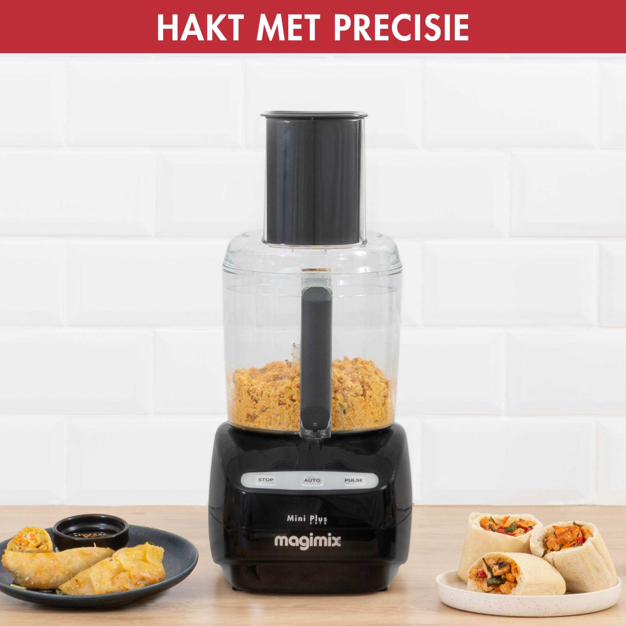 Een keukenmachine met gehakt voedsel in de kom en tekst erboven.