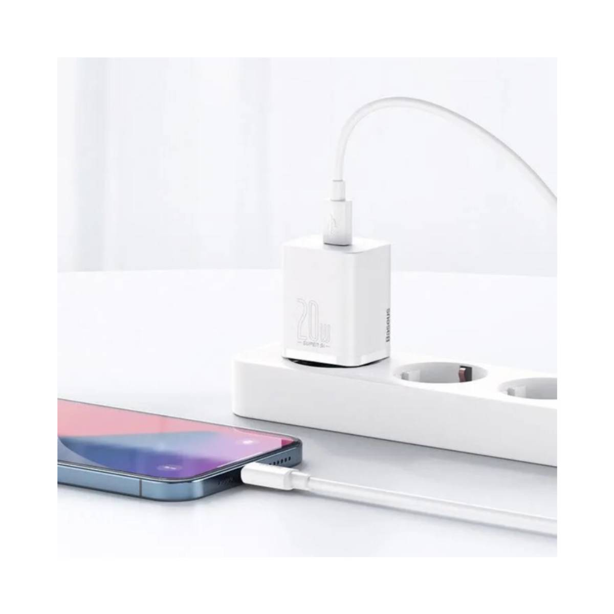 Un chargeur blanc branché sur une prise de courant, chargeant un téléphone.