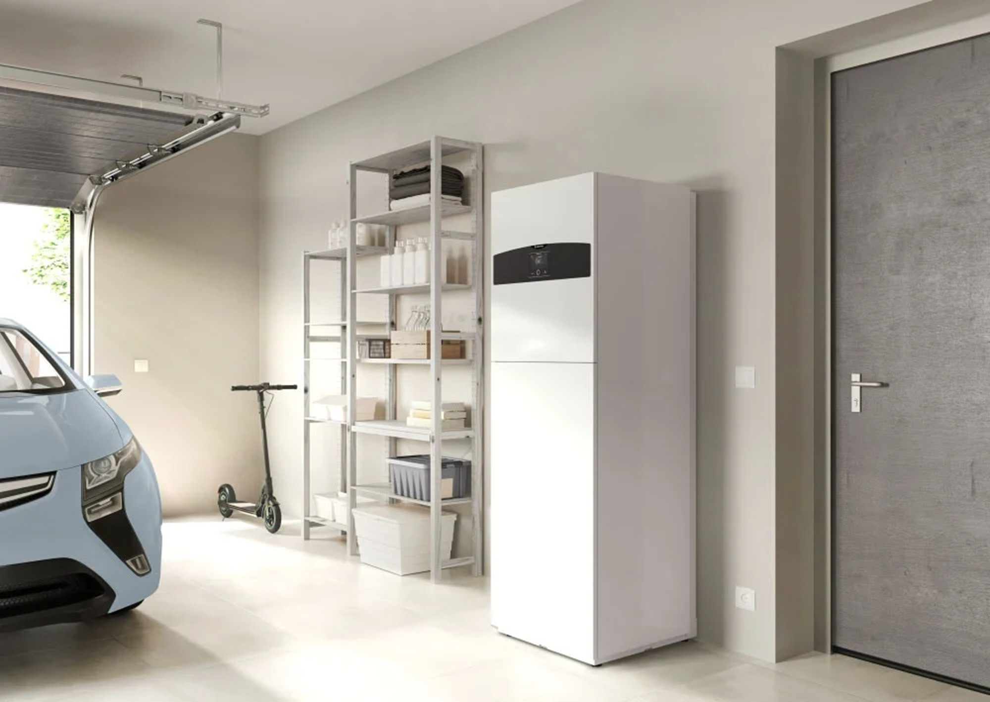Een modern interieur van een garage met een auto, schappen en een witte warmtepomp.