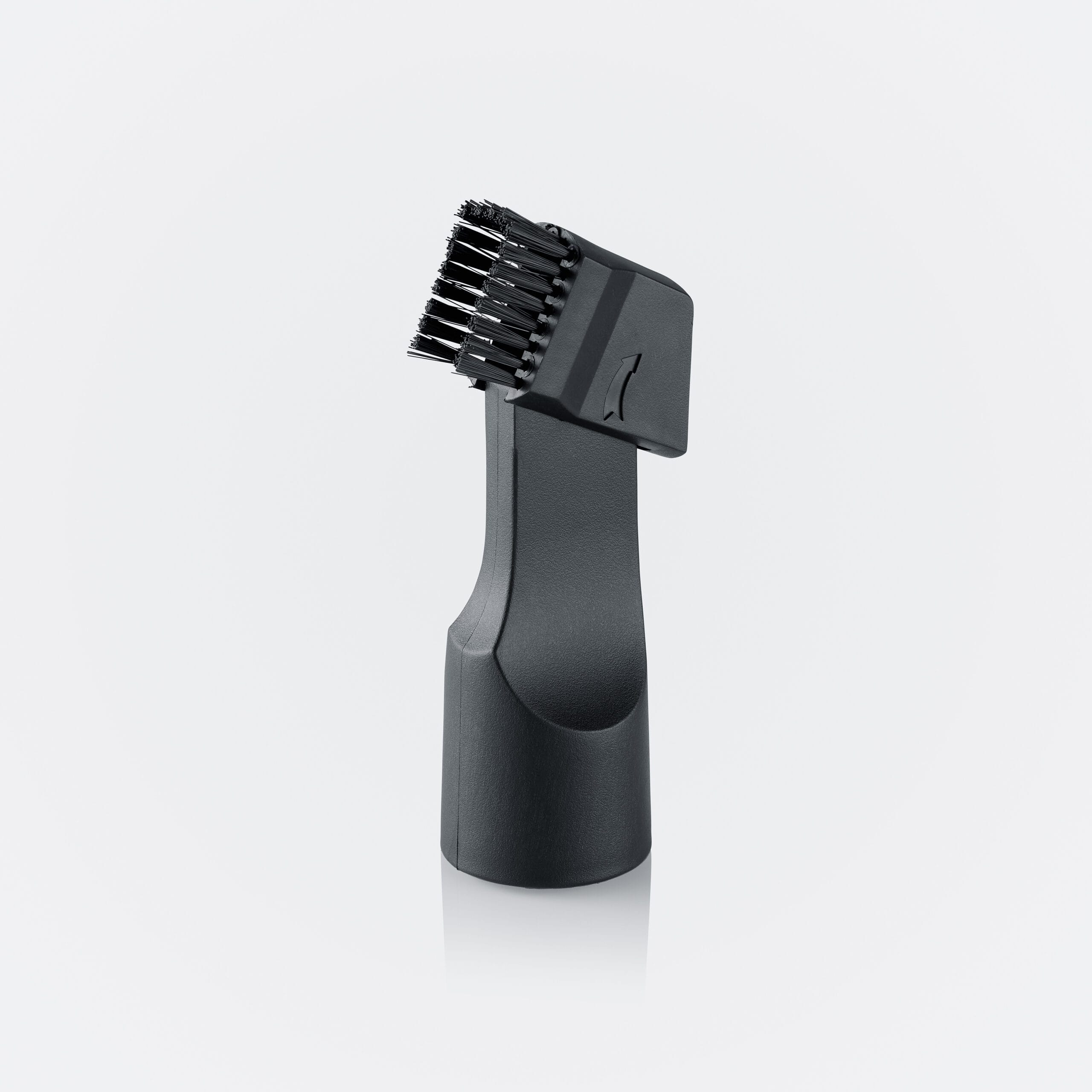 Czarna nasadka szczotkowa do odkurzacza na białej powierzchni.