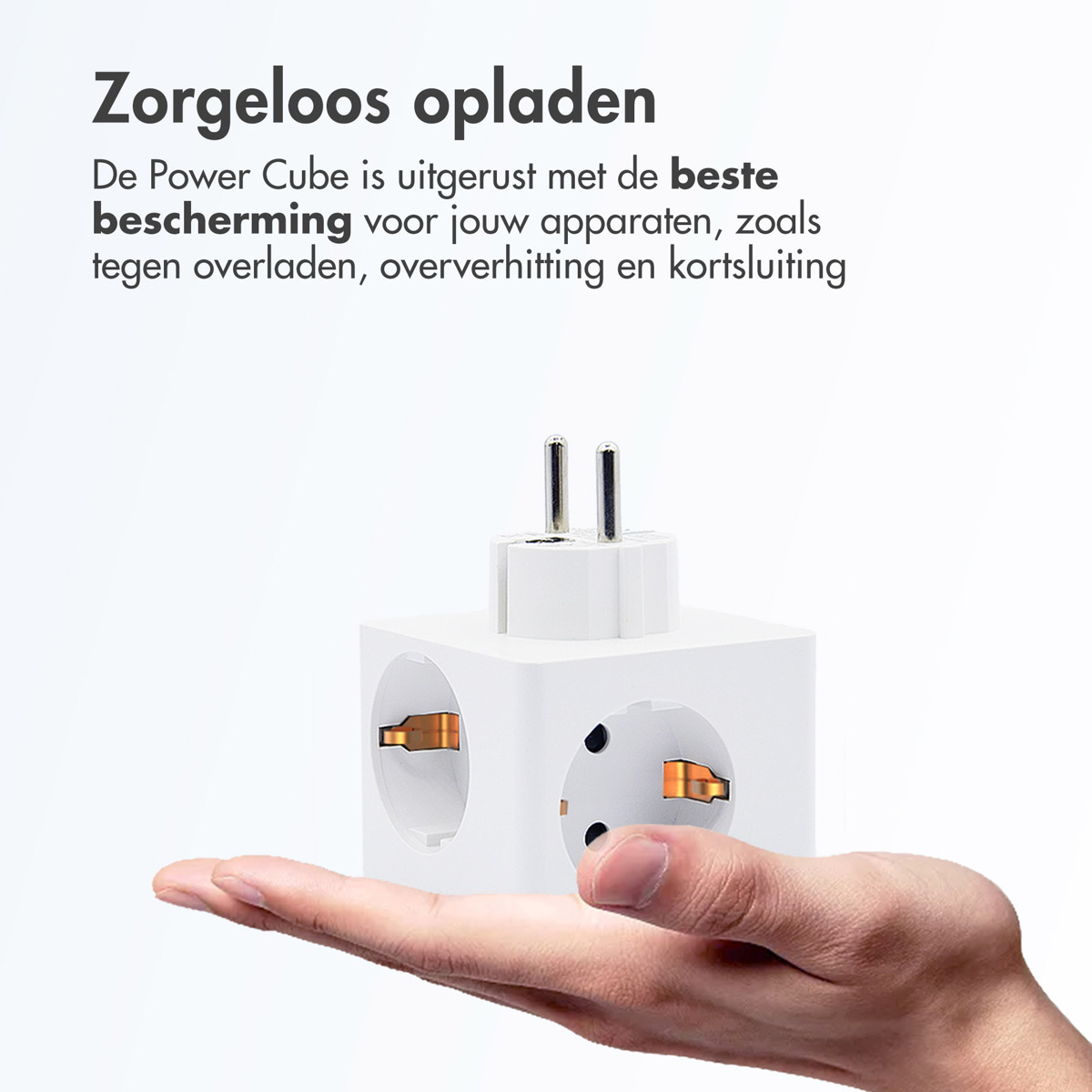 Hand die een witte power cube vasthoudt met drie stopcontacten.