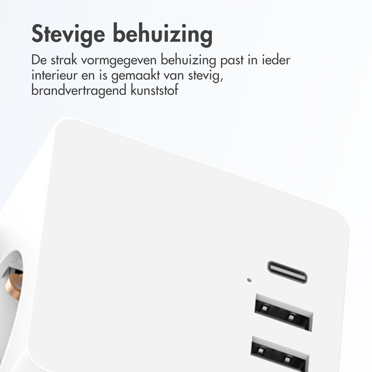Close-up van witte oplader met drie USB-poorten en de tekst "Stevige behuizing".