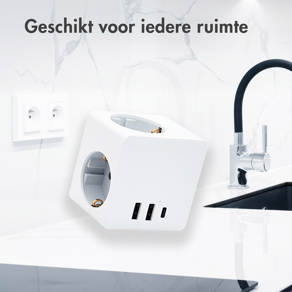 Een witte kubus met drie stopcontacten en drie USB-poorten op een aanrecht.