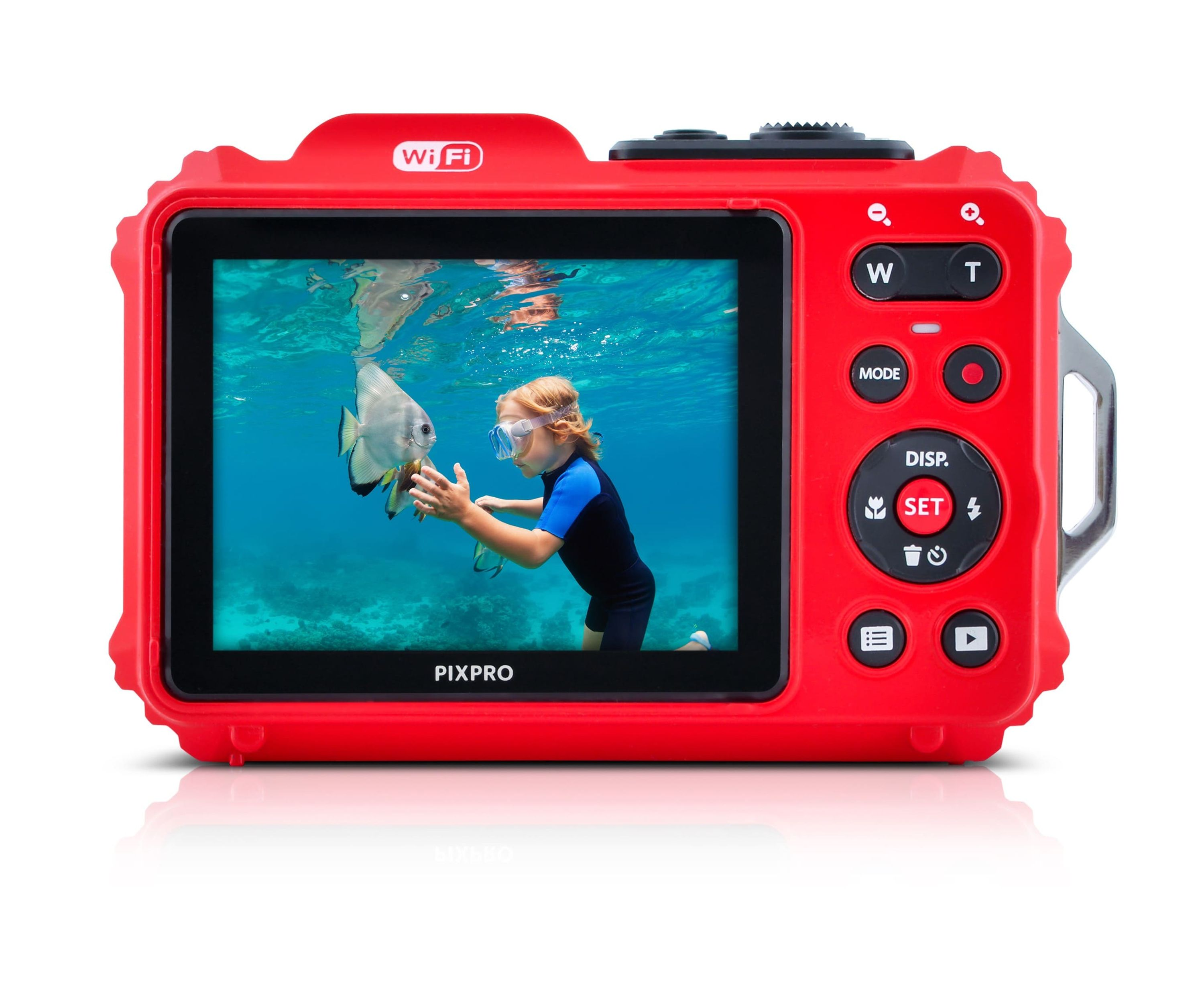 Czerwony wodoodporny aparat fotograficzny, wyświetlający dziecko wchodzące w interakcję z rybą pod wodą.