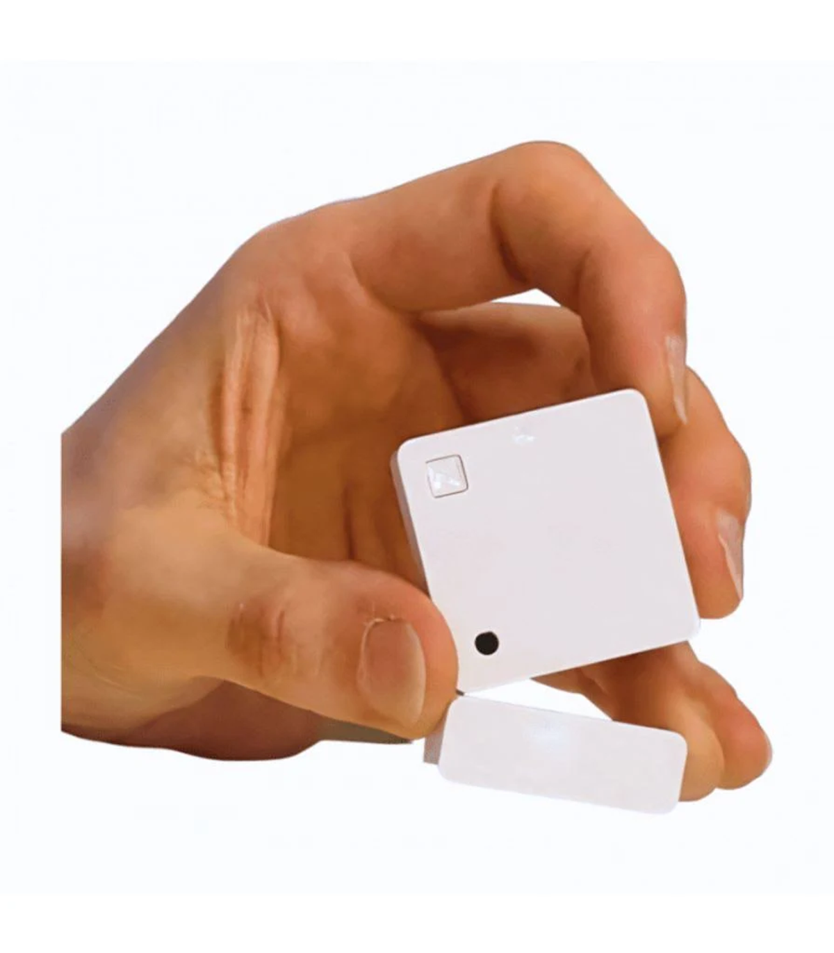 Dłoń trzymająca dwa białe kwadratowe urządzenia, jedno otwarte i jedno zamknięte, na białym tle.