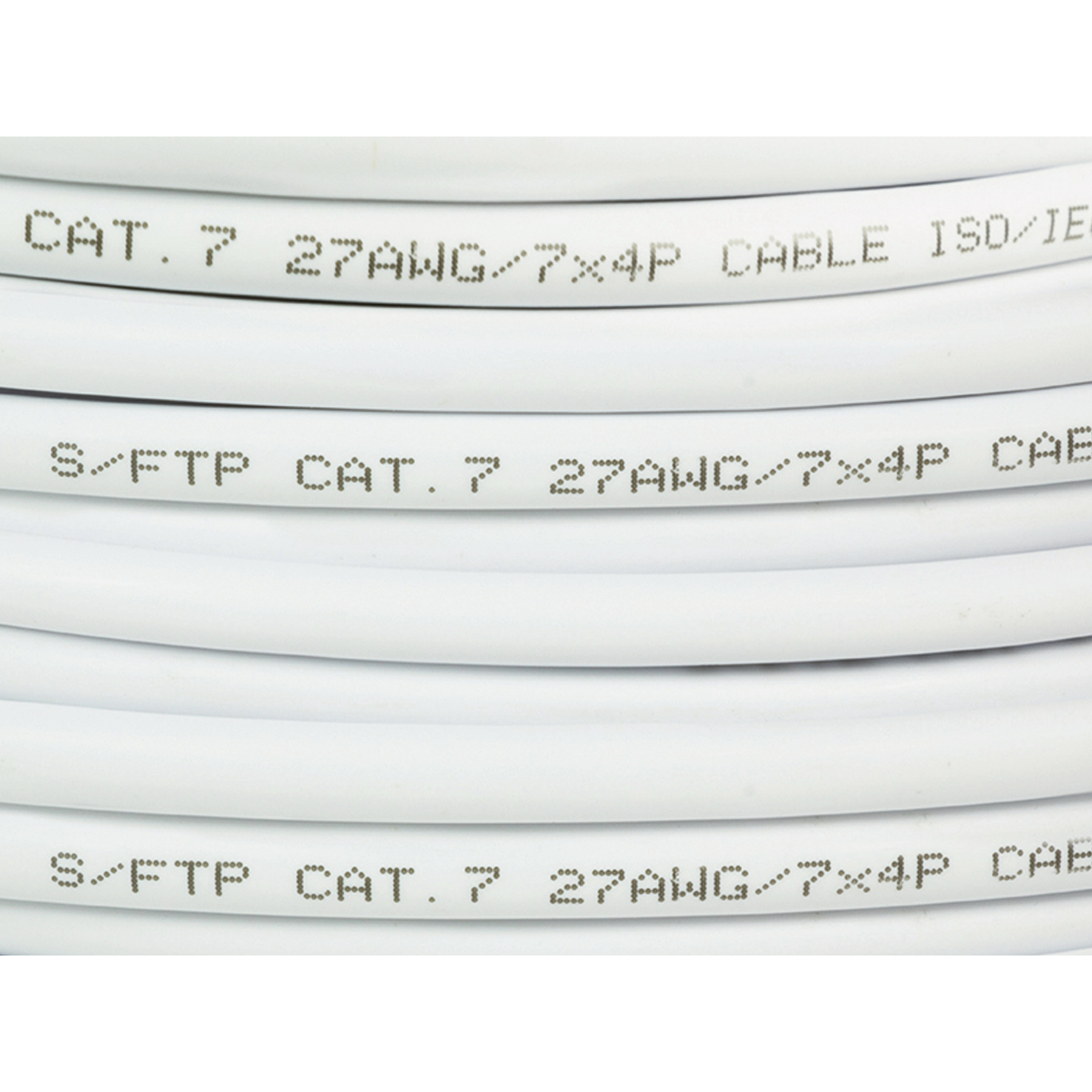 Zbliżenie białego kabla sieciowego. Tekst widoczny na powierzchni kabla.