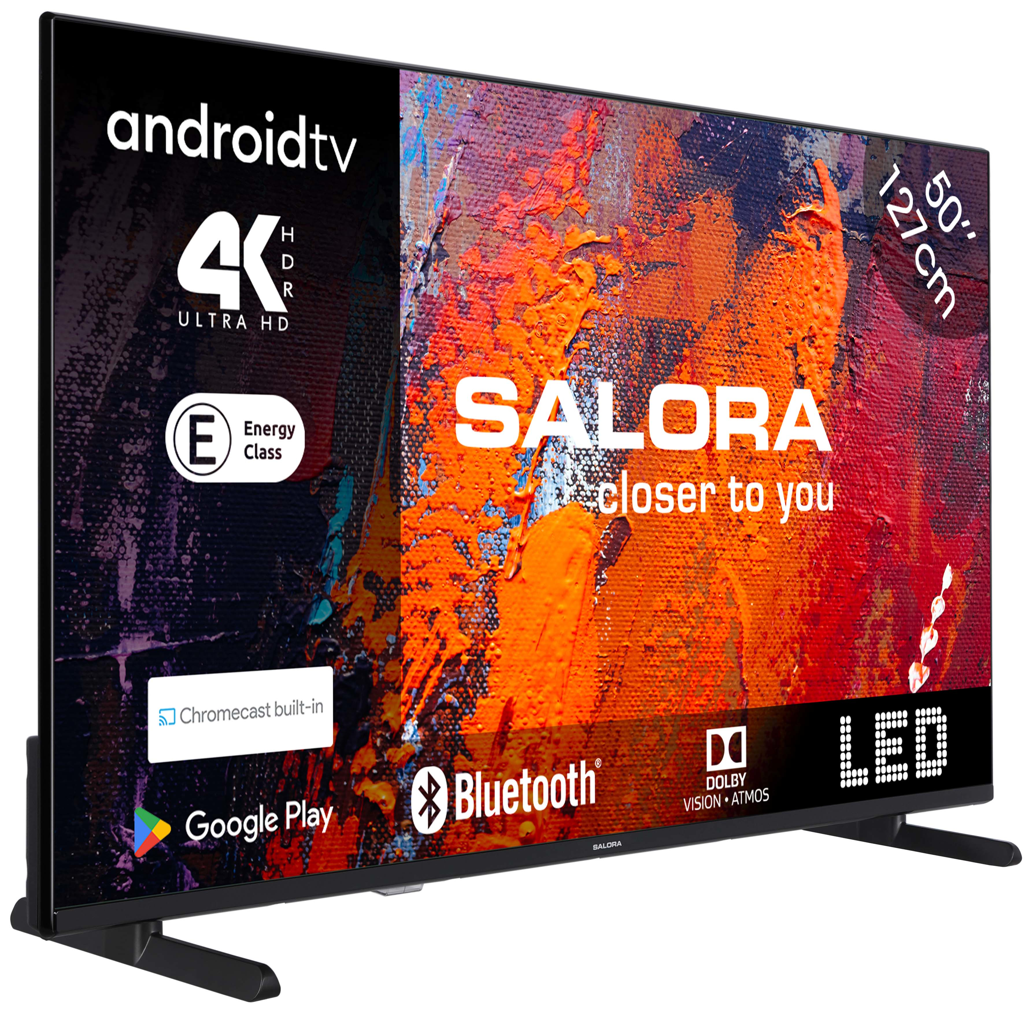 Een zwarte Salora TV. Het heeft 'Androidtv', '4K', 'HDR', 'Bluetooth' en 'Google Play' logo's op het scherm.