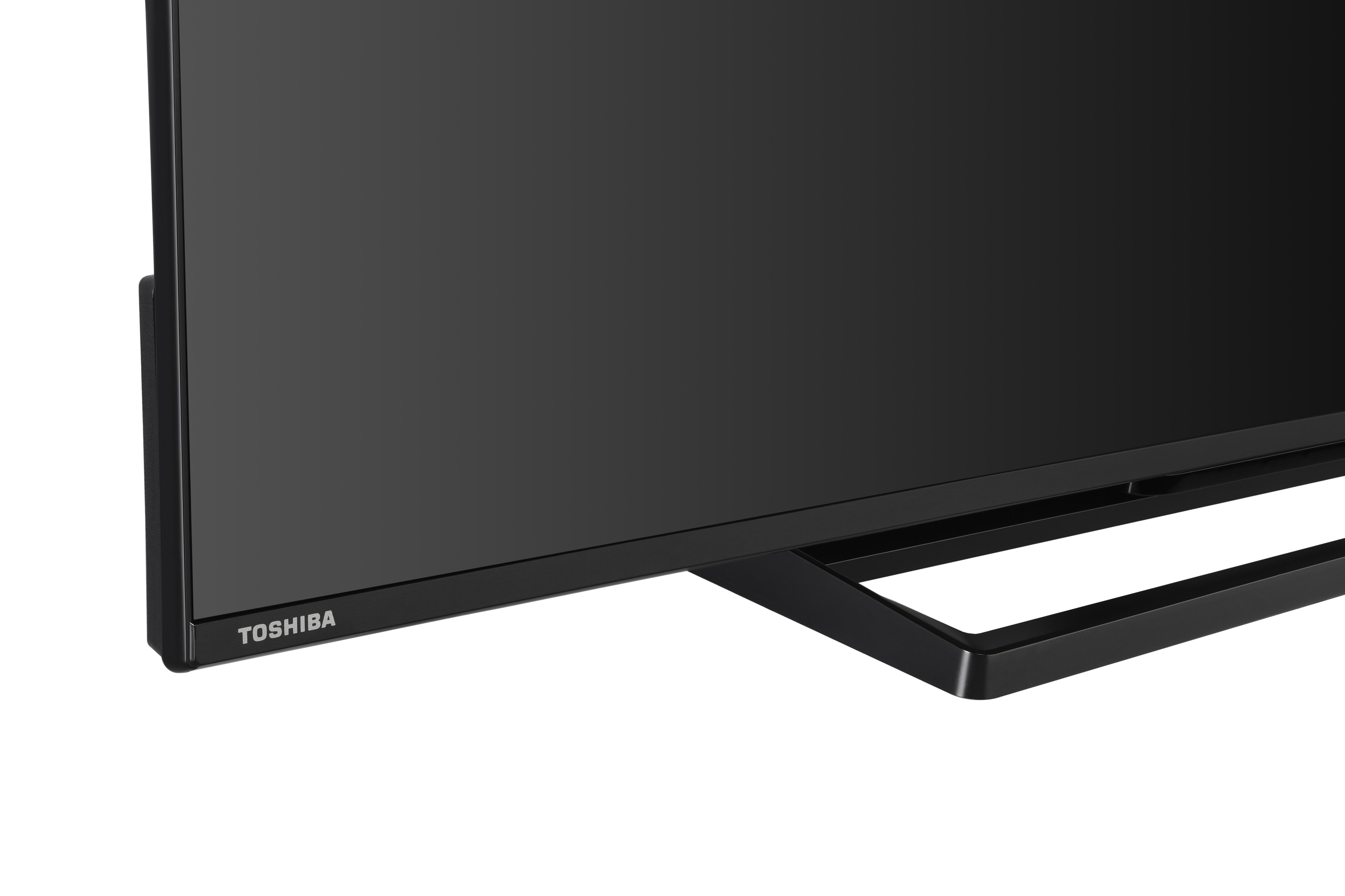 Gros plan d'une télévision Toshiba noire, montrant le nom de la marque en bas à gauche.