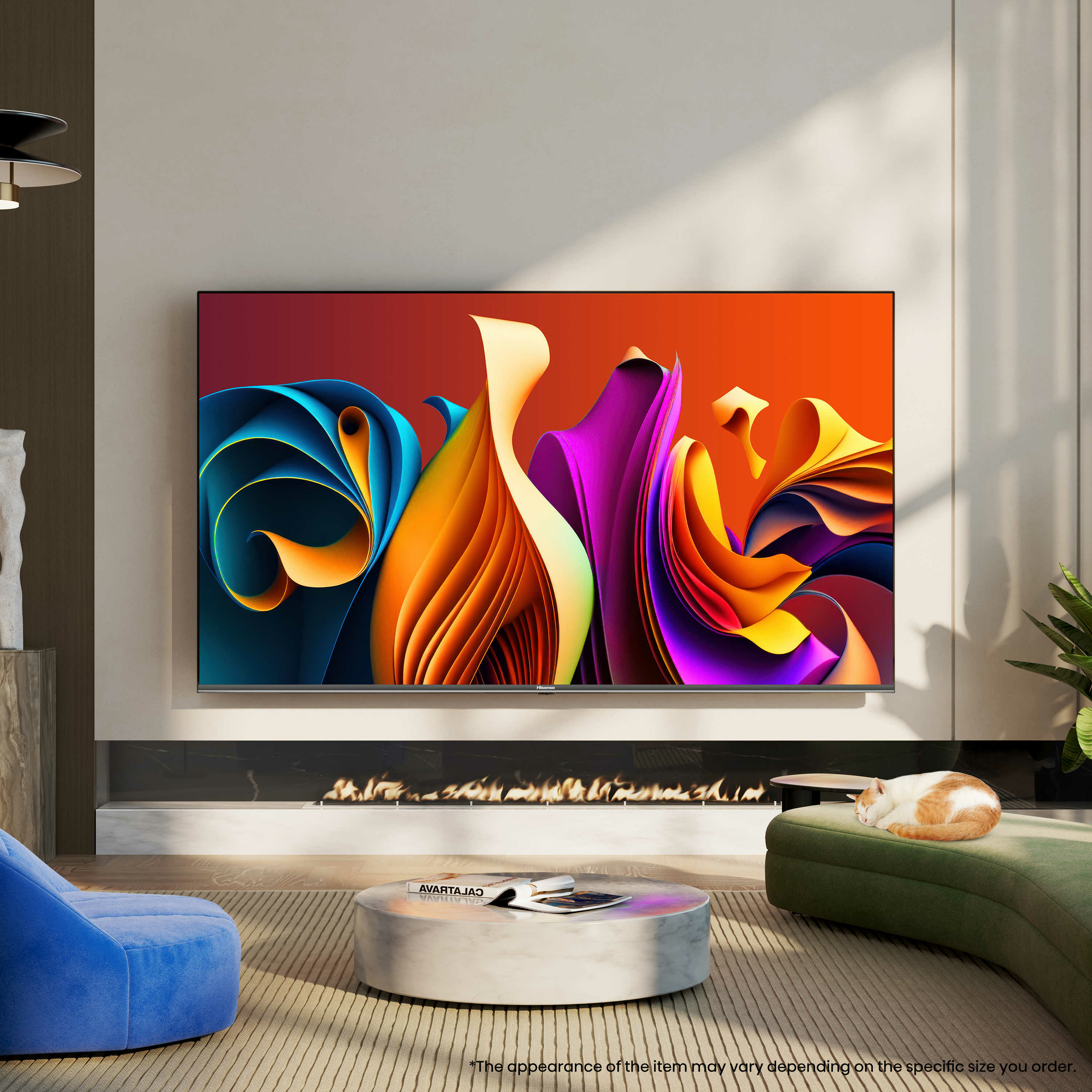 Un televisor muestra arte abstracto. La habitación tiene chimenea, un gato y muebles modernos.