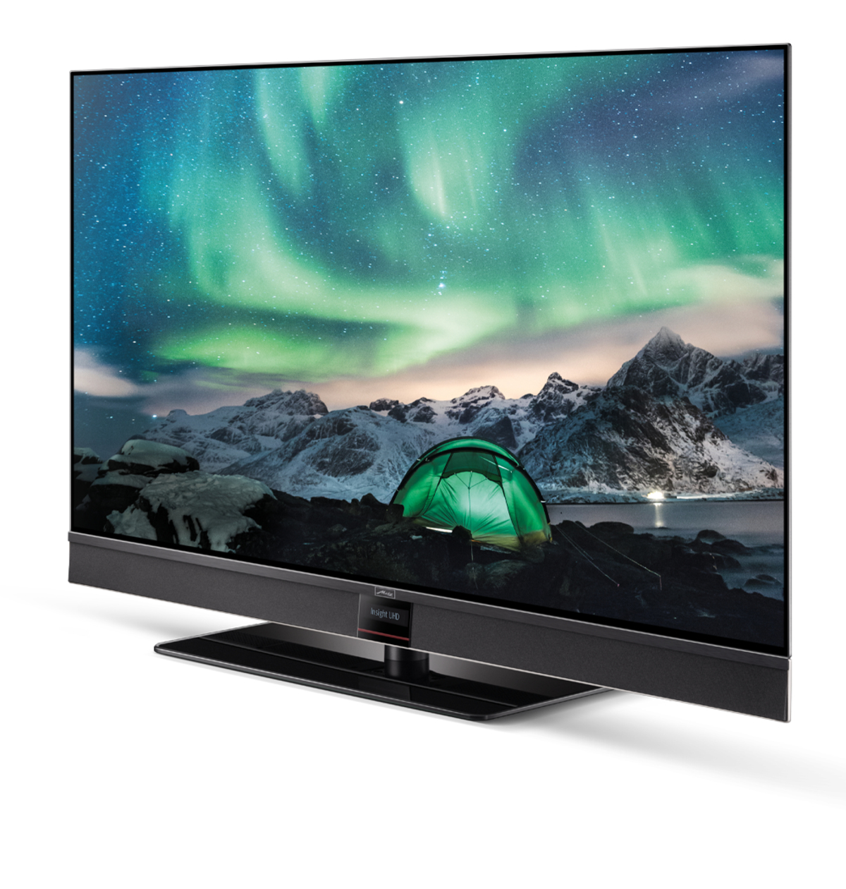 Un televisore mostra una scena notturna dell'Aurora Boreale, una tenda e montagne innevate.