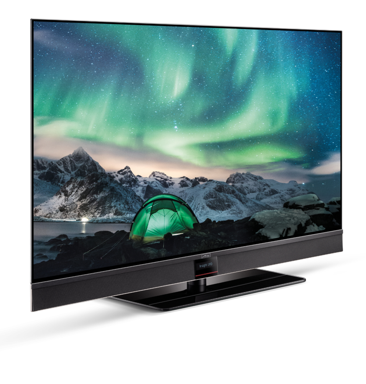 Una TV mostra un paesaggio con una tenda verde di notte, con montagne e aurora boreale.