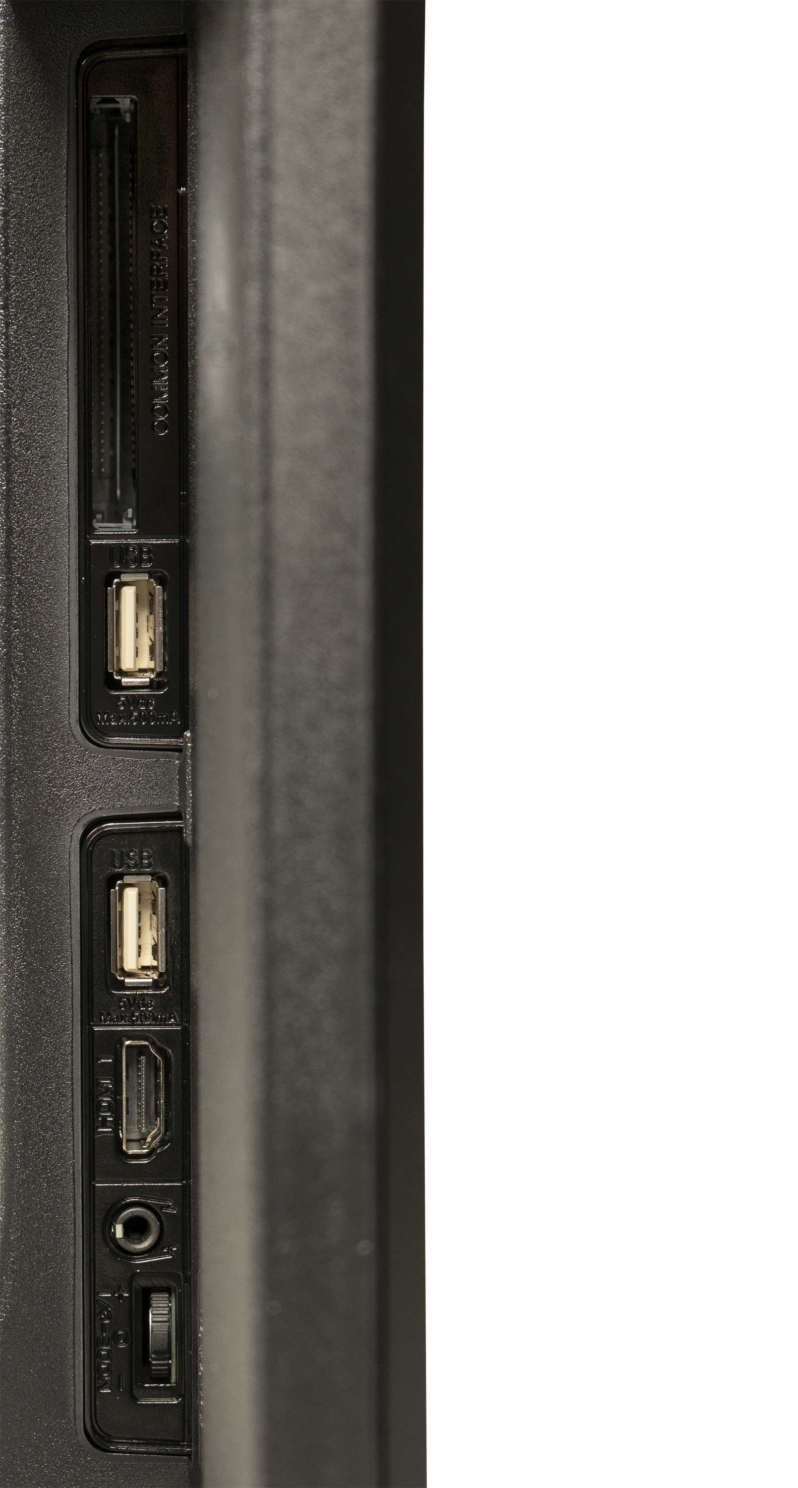 L'arrière d'un téléviseur, montrant divers ports et connexions pour appareils externes.