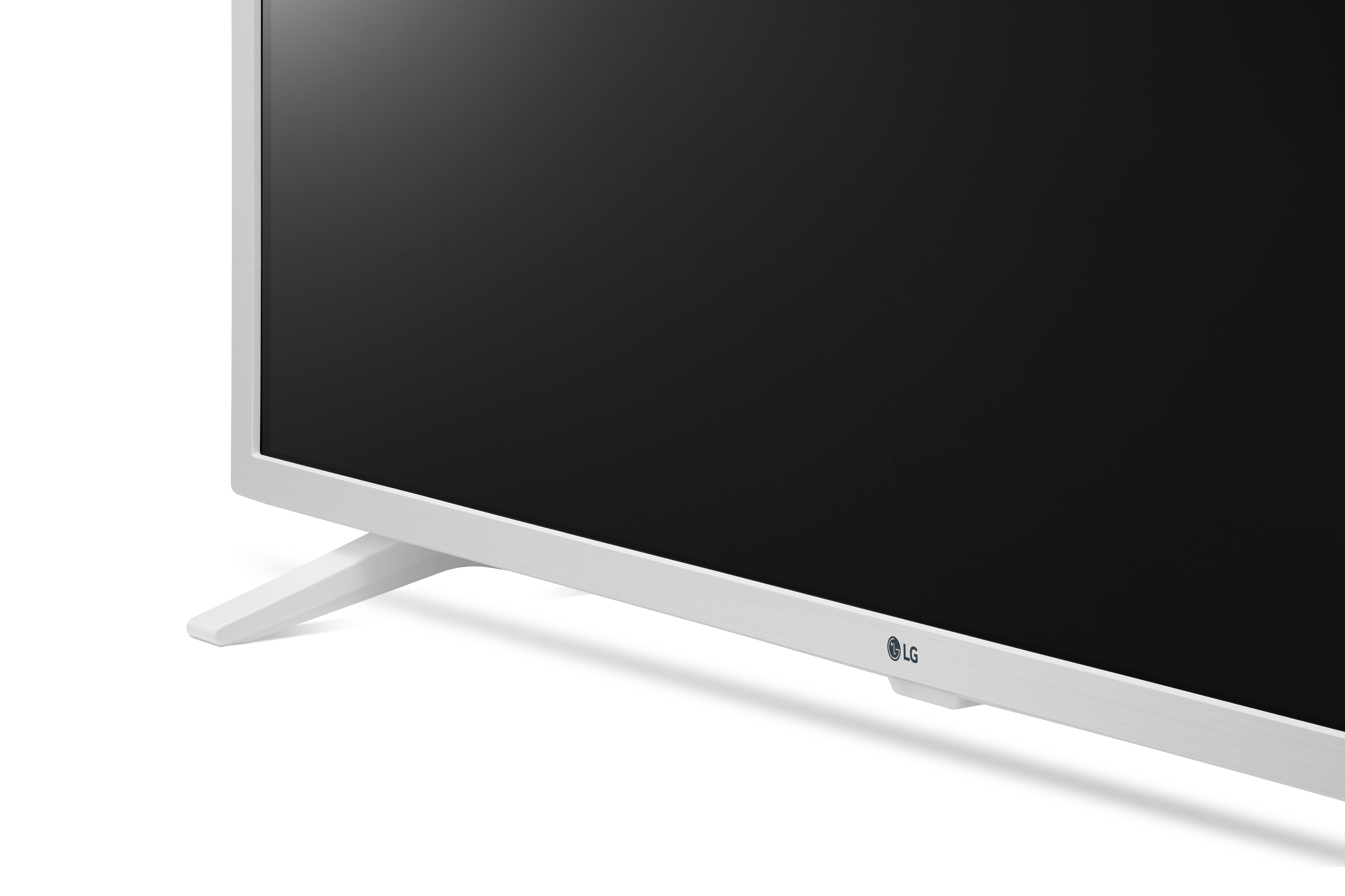 Un primo piano di un televisore LG, che mostra l'angolo in basso a destra con il logo LG e un supporto bianco.