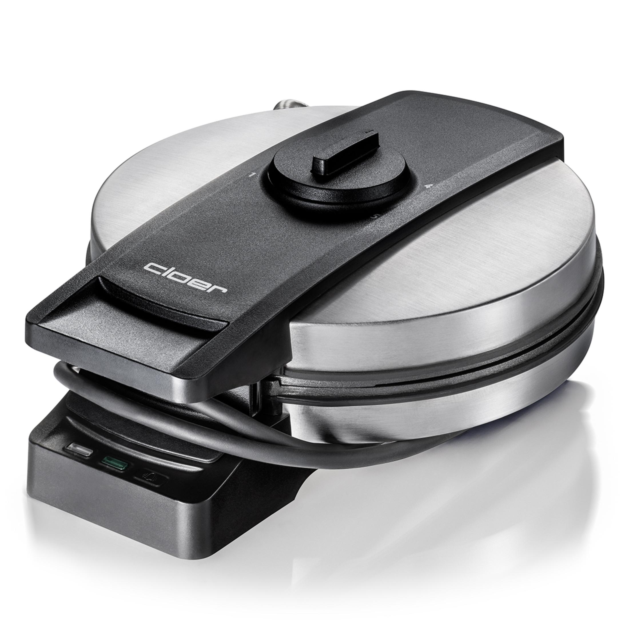 Srebrne urządzenie do robienia gofrów z czarną pokrywą i czarnym kablem zasilającym na białej powierzchni.