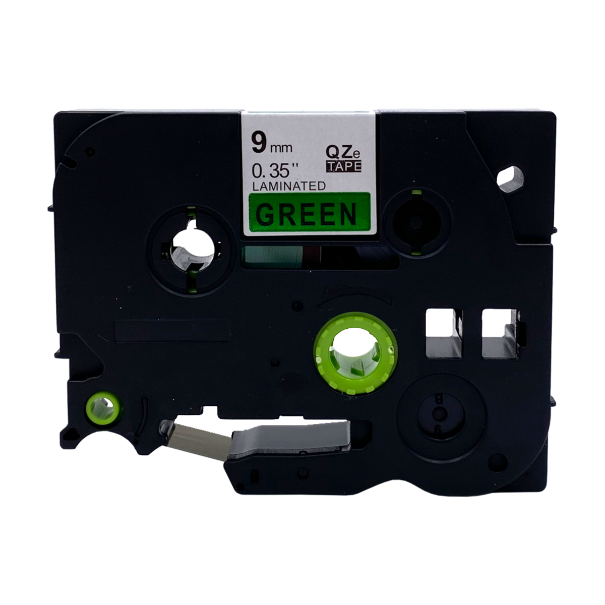 Een labelmaker met een groen label. Er staat 'GREEN 9mm 0.35' LAMINATED QZe TAPE' op.