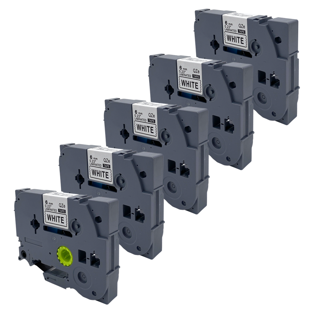 Grijze labelmaker cartridges met witte labels. Diagonaal gestapeld.