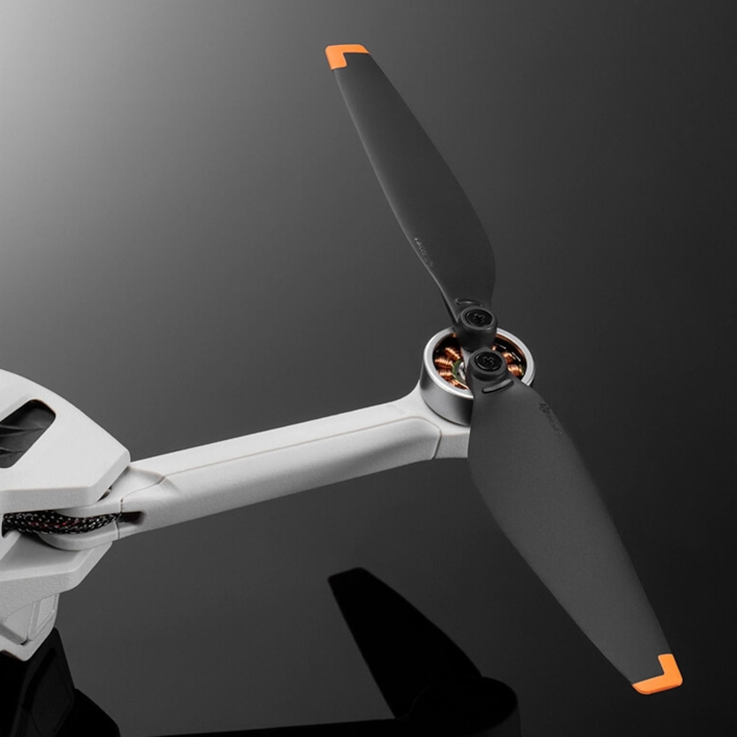 Primer plano de las hélices de un dron con puntas naranjas.