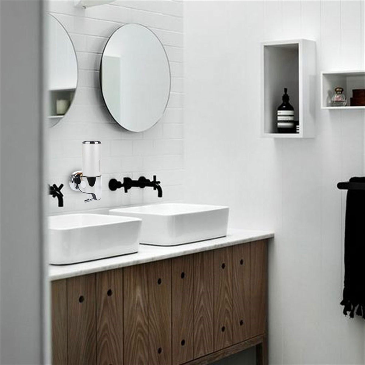 Ein modernes Badezimmer mit weißen Wänden, Spiegeln und einem weißen Waschbecken.